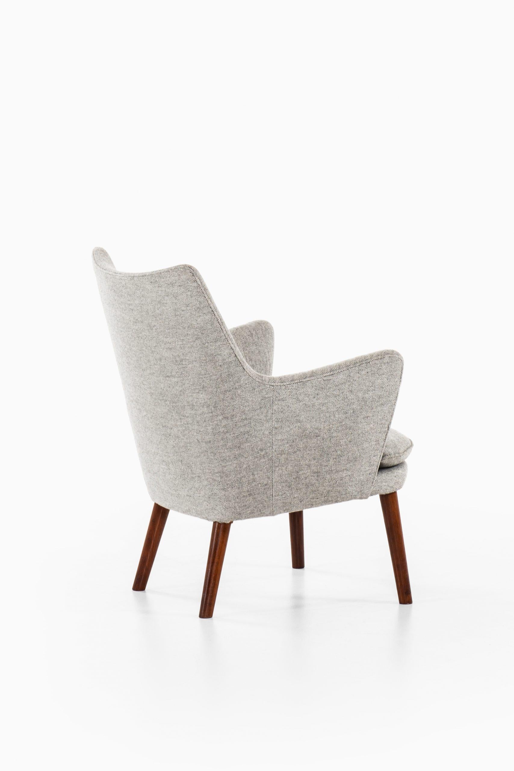 Hans Wegner Easy Chairs Modell AP20 Hergestellt von A.P. Stolen in Dänemark im Angebot 3