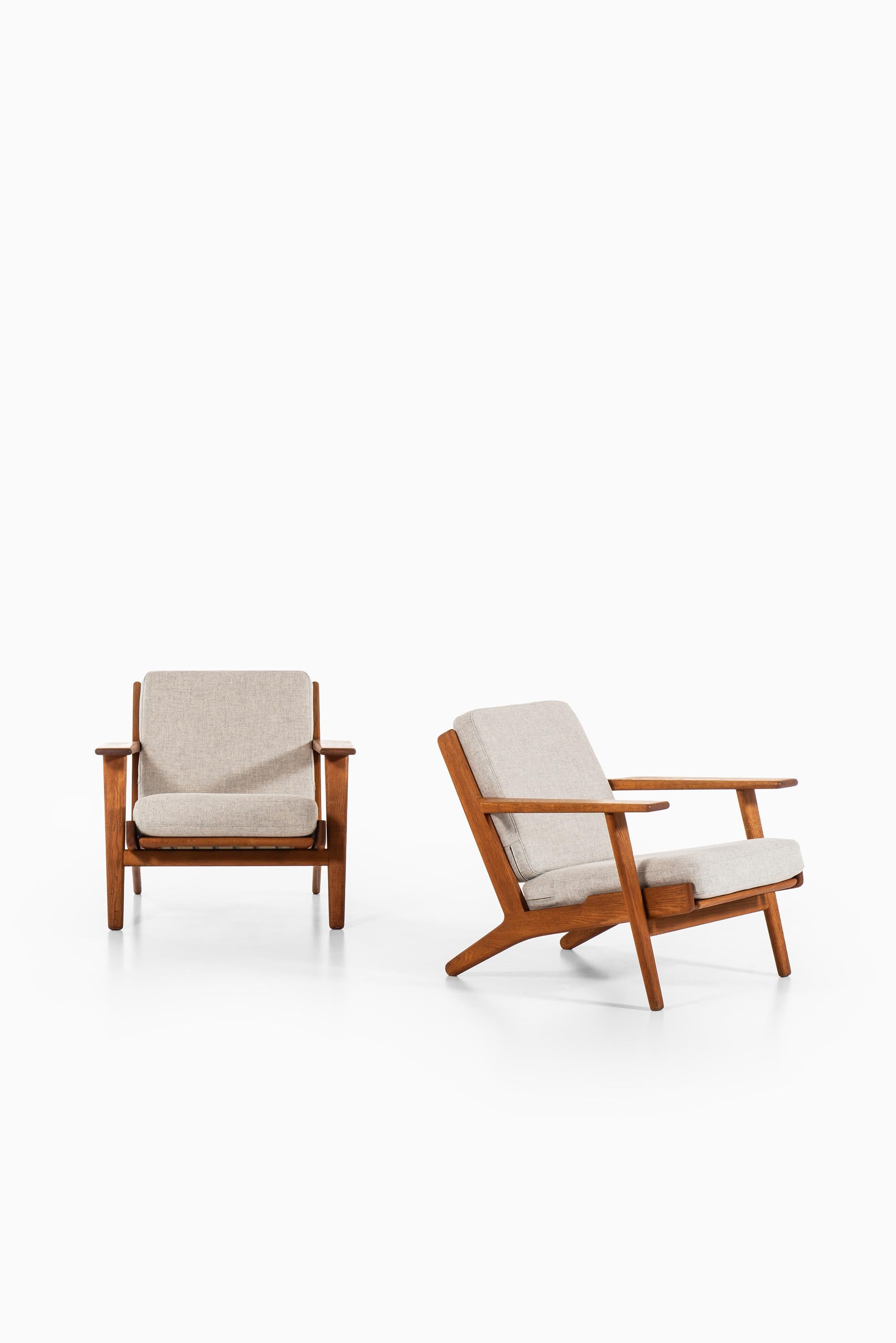 Pair of easy chairs model GE-290 designed by Hans Wegner. Produced by GETAMA in Denmark.