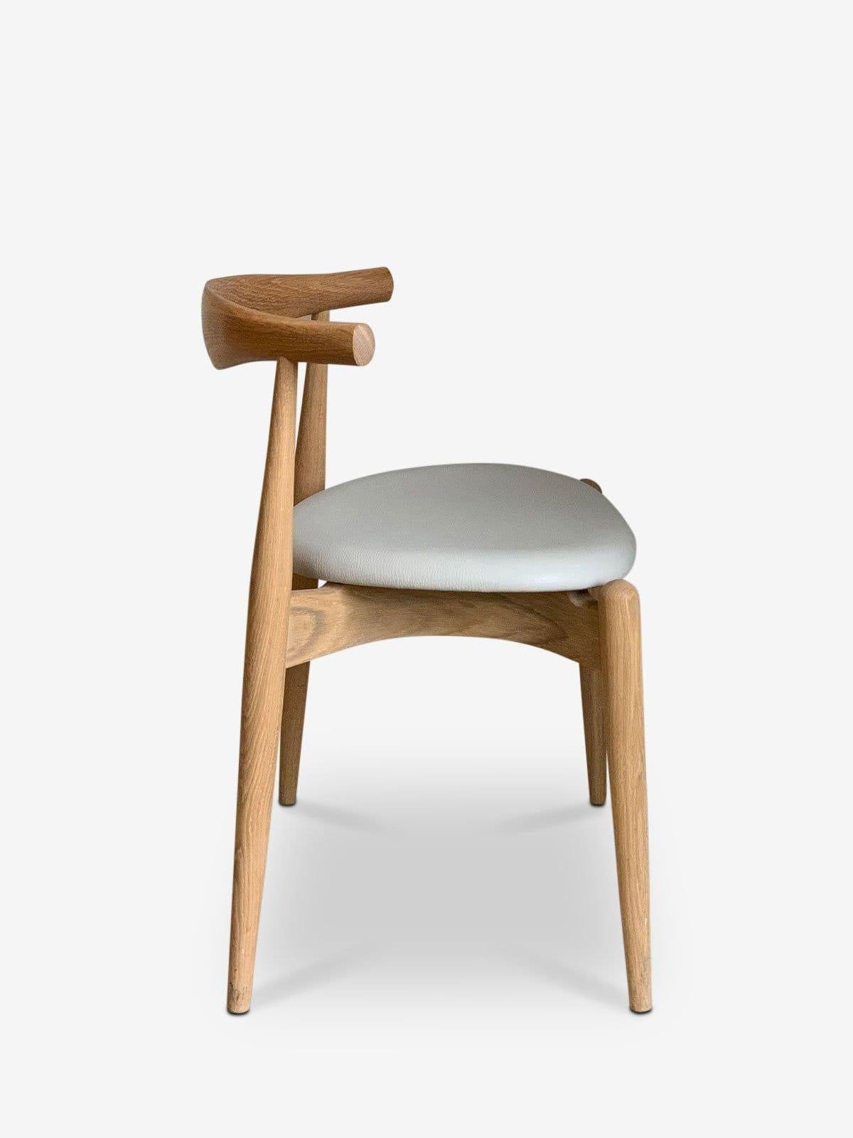 Hans Wegner Elbow Chair in Soaped Oak For Sale 4