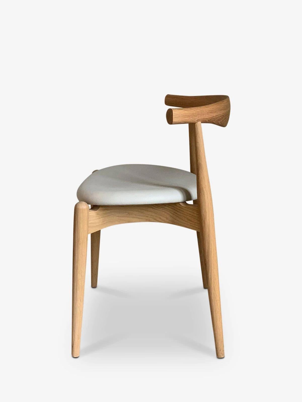 Hans Wegner Elbow Chair in Soaped Oak For Sale 3