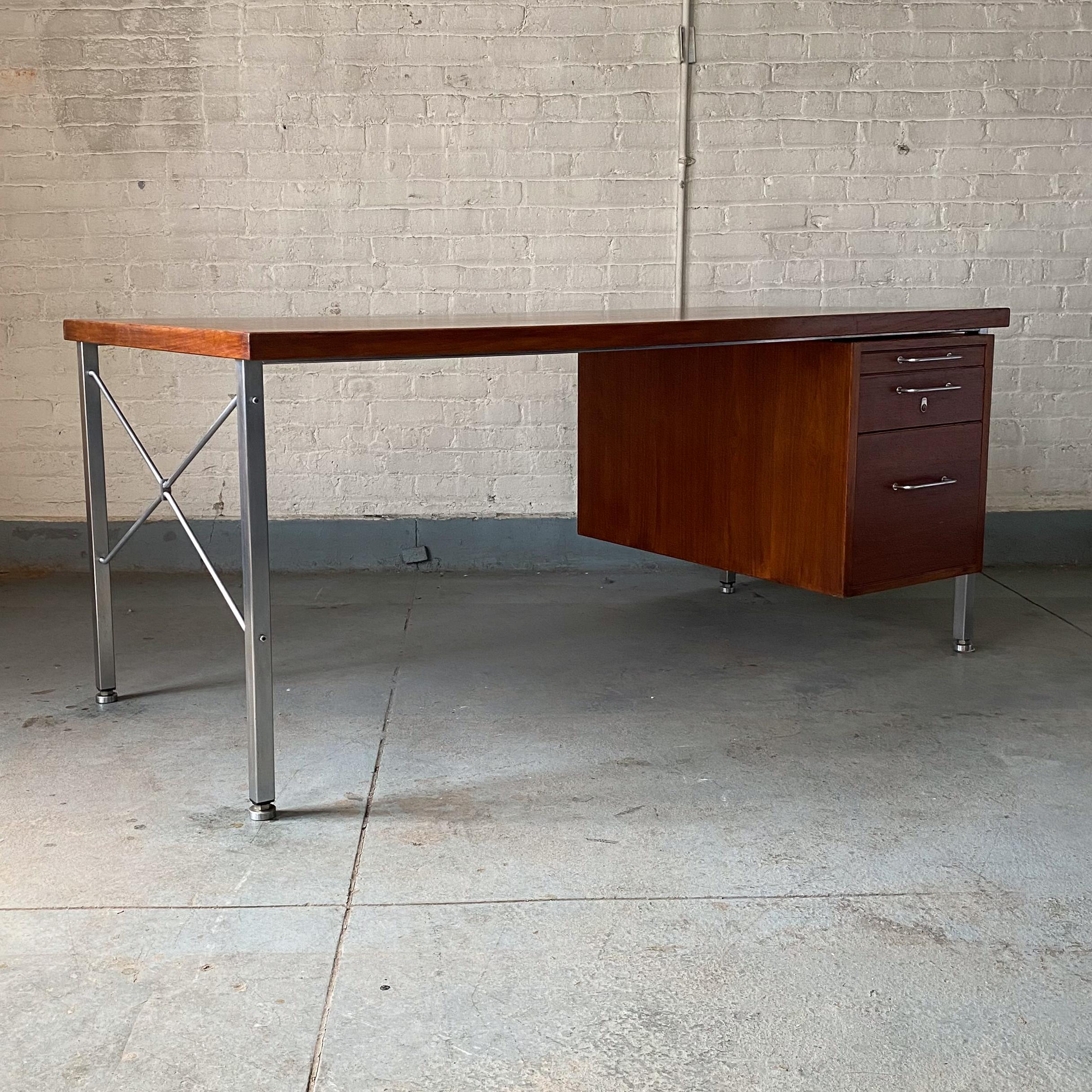 Chefschreibtisch aus Teakholz und Edelstahl, entworfen als Teil eines Bürosystems von Hans Wegner für Johannes Hansen, um 1965. Mit massiver Eiche, schwalbenschwanzförmigen Schubladen und höhenverstellbaren Füßen rundum. Die Schubladenbank kann