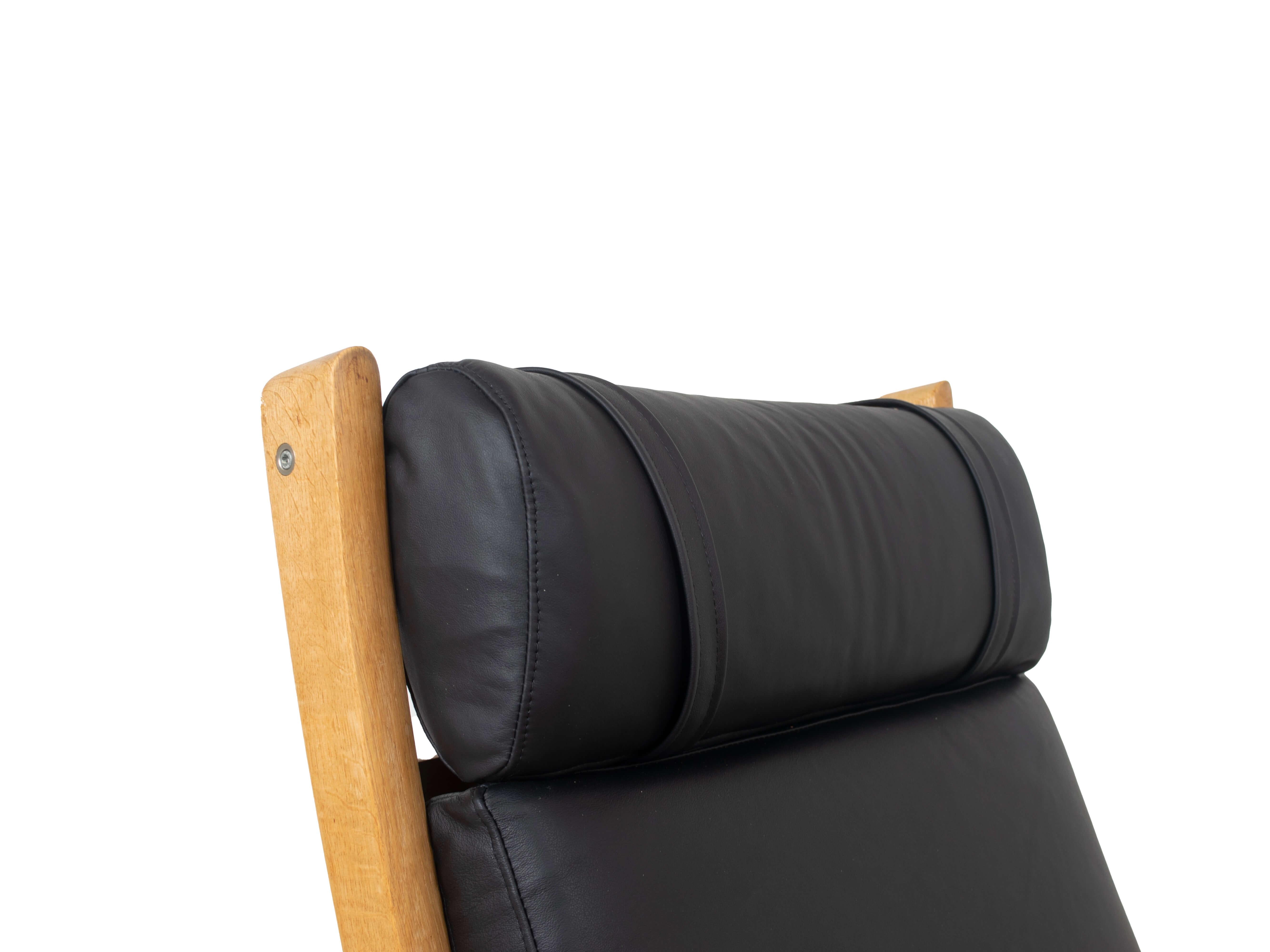 Late 20th Century Hans Wegner Fauteuil GE 265 for GETAMA in Oak and Black Leather, 1980 For Sale