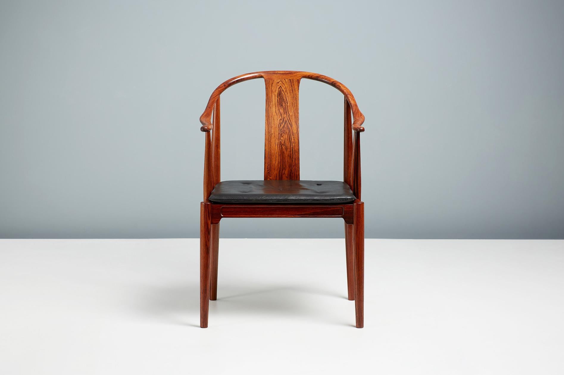 Hans J. Wegner

FH 4283 China-Stuhl, 1944.

Diese von Fritz Hansen in Dänemark hergestellte Version aus exquisitem brasilianischem Palisanderholz ist eine unglaublich seltene Version dieses ikonischen Designs, das in den 1960er Jahren in sehr