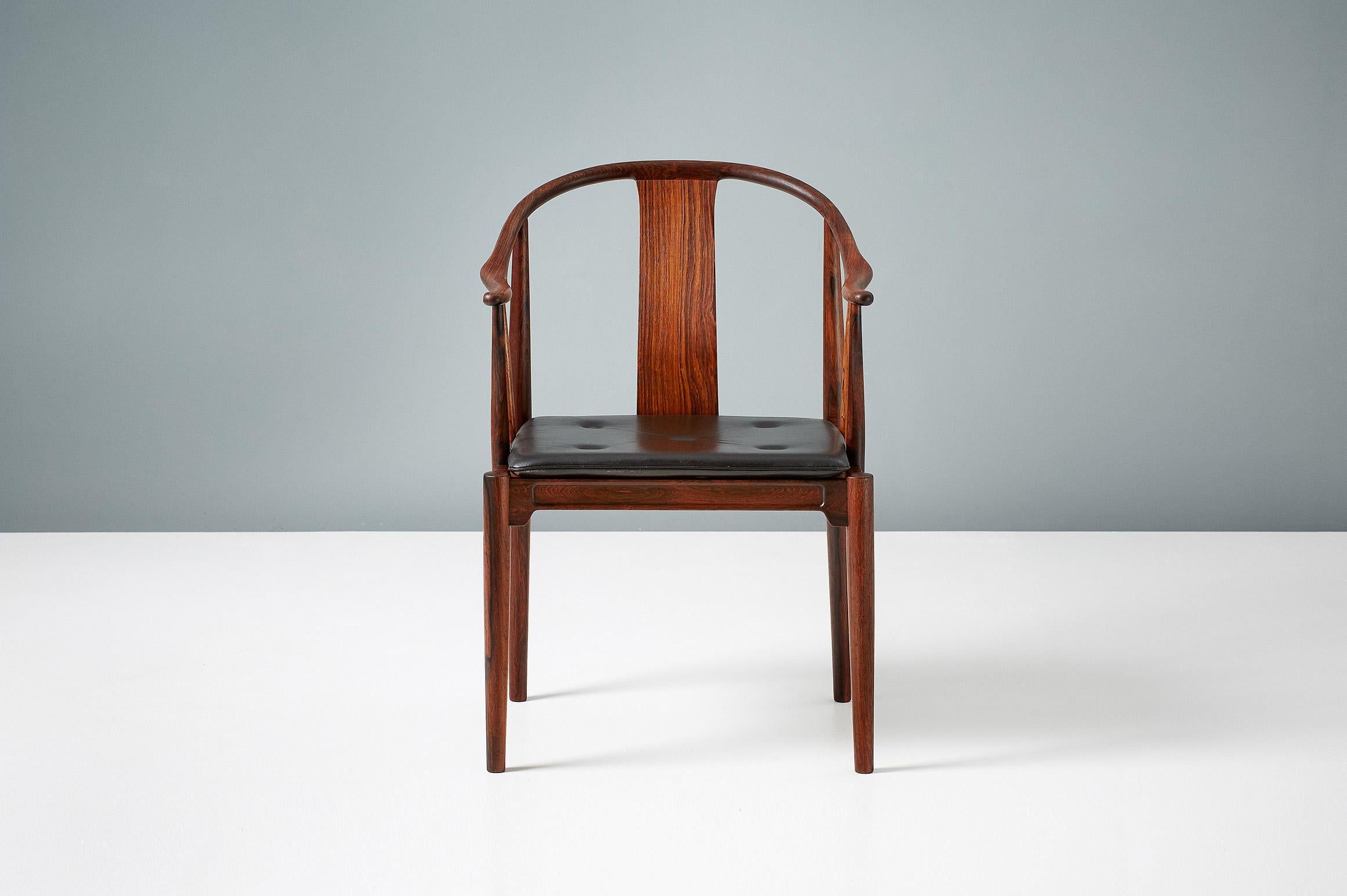 Hans J. Wegner

FH 4283 China-Stuhl, 1944

Diese von Fritz Hansen in Dänemark hergestellte Version aus exquisitem brasilianischem Palisanderholz ist eine unglaublich seltene Version dieses ikonischen Designs, das in den 1960er Jahren in sehr