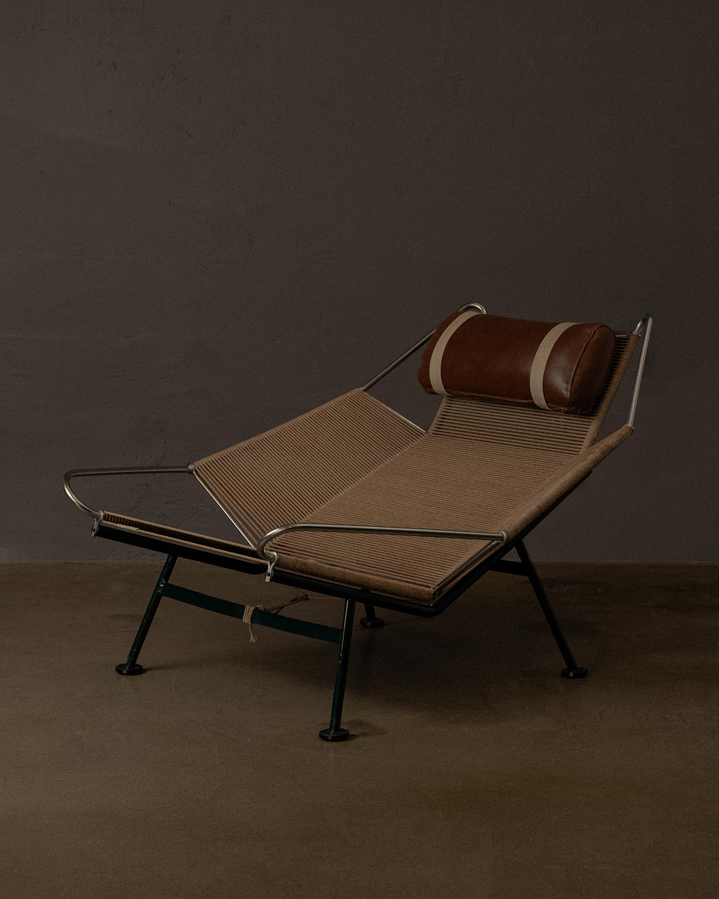 La chaise Flag Halyard Chair de Hans Wegner témoigne de sa maîtrise de la forme et de la fonction. Conçue dans les années 1950 et produite par GETAMA, la chaise présente une silhouette sculpturale avec une assise composée d'une corde de drisse
