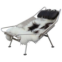 Hans Wegner Flag Halyard Chair PP225 mit Lederkissen und Schafsfellüberwurf