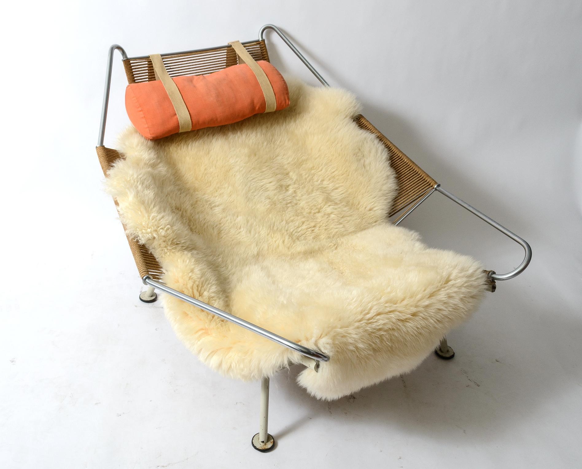 Una prima sedia da salotto di Hans Wegner
Telaio originale in acciaio laccato
Corde e cuscini originali
Sostituzione della pelle di pecora islandese
Un esempio iconico del design del Midcentury.