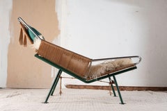 HANS WEGNER FLAG HALYARD LOUNGE CHAIR – grüner Rahmen & Kopfstütze aus cremefarbenem Schafsfell