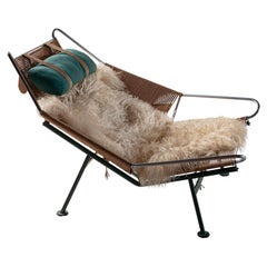 HANS WEGNER FLAG HALYARD LOUNGE CHAIR – grüner Rahmen & Kopfstütze aus cremefarbenem Schafsfell