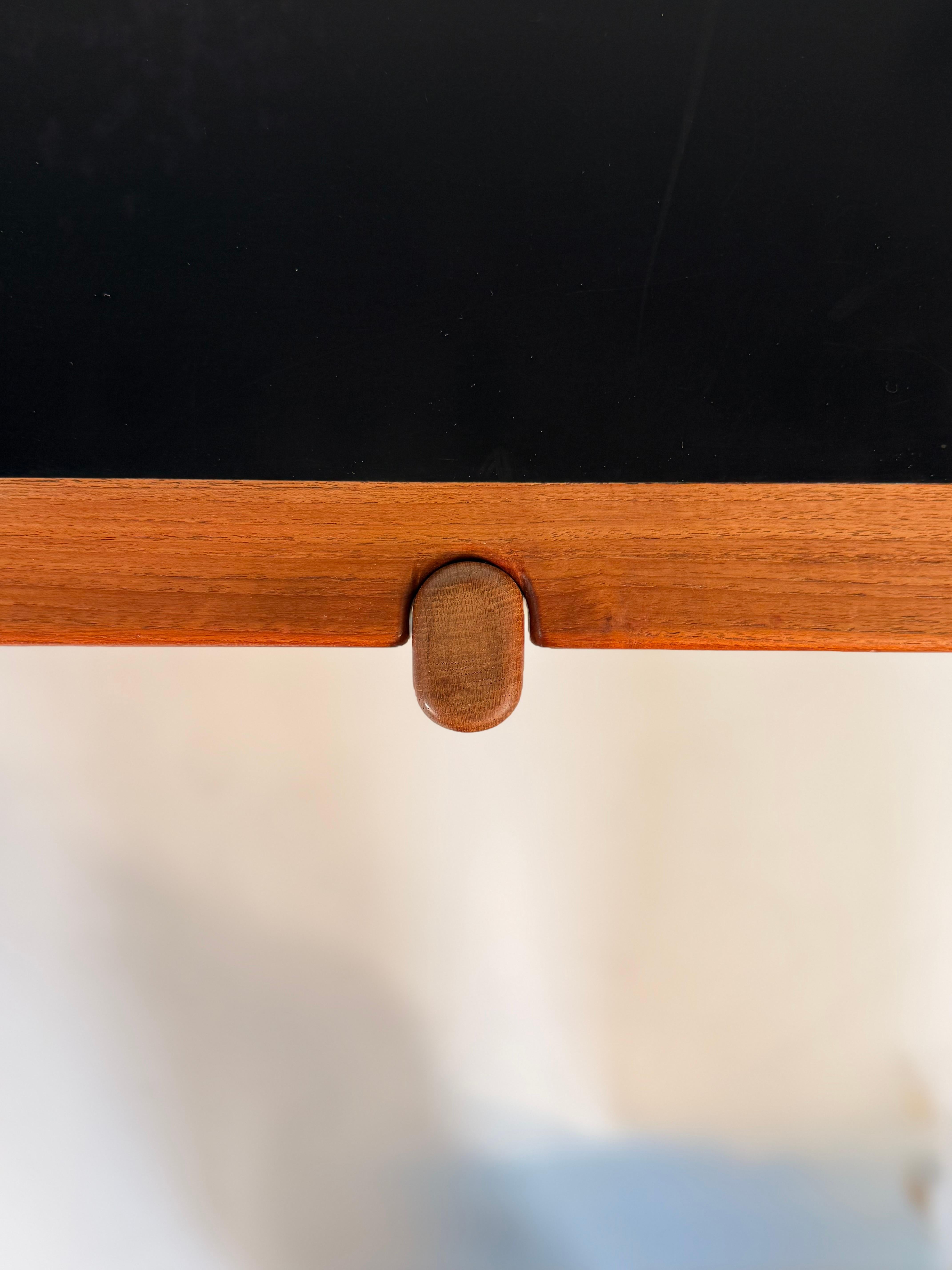 

Elevate your space with this rare and iconic Flip Top Coffee Table designed by Hans J. Wegner for Johannes Hansen. A hallmark of mid-century Danish design, this beautifully crafted table showcases the ingenuity and craftsmanship that have made