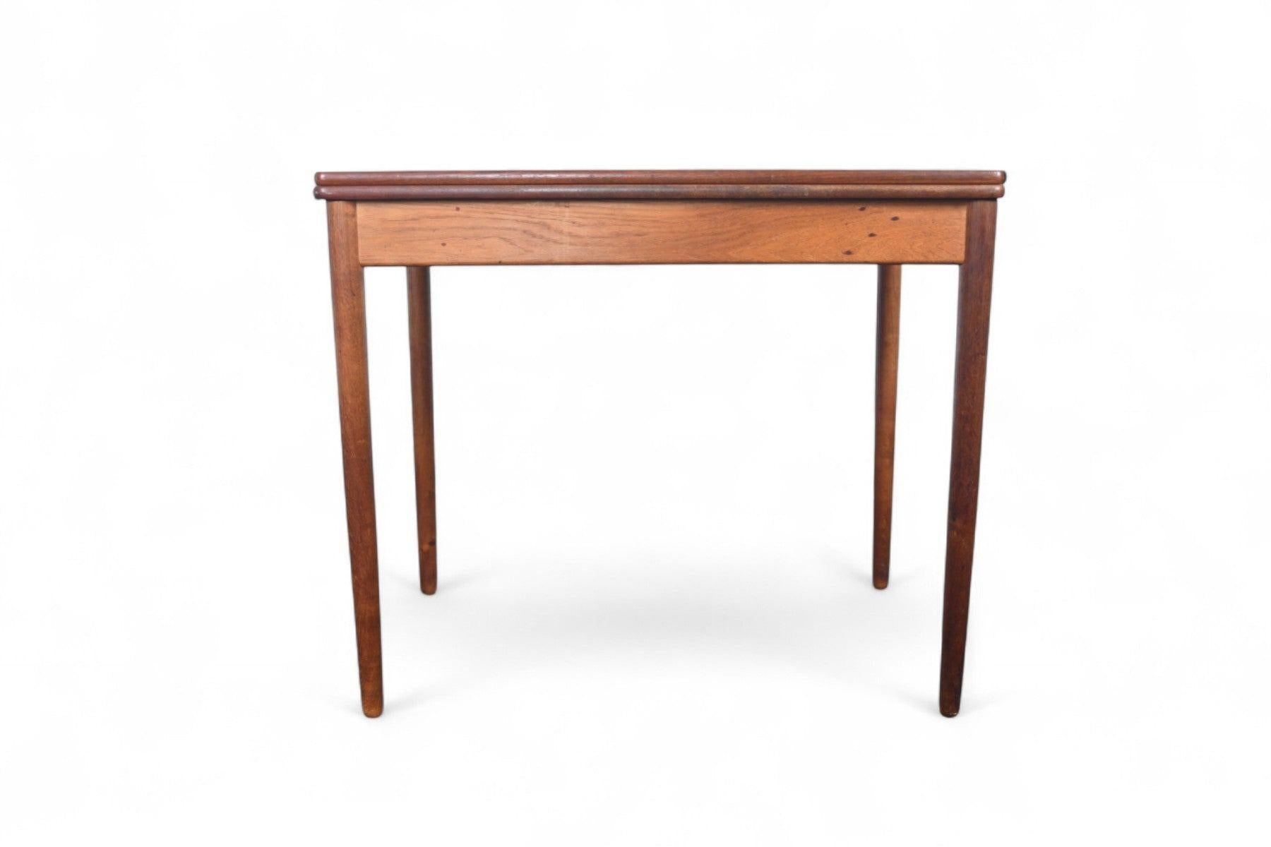 Herkunft: Dänemark
Designer: Hans Wegner
Hersteller: Andreas Tuck
Epoche: 1950er Jahre
MATERIALIEN: Teak, Eiche
Abmessungen:
Geschlossen: 33,75