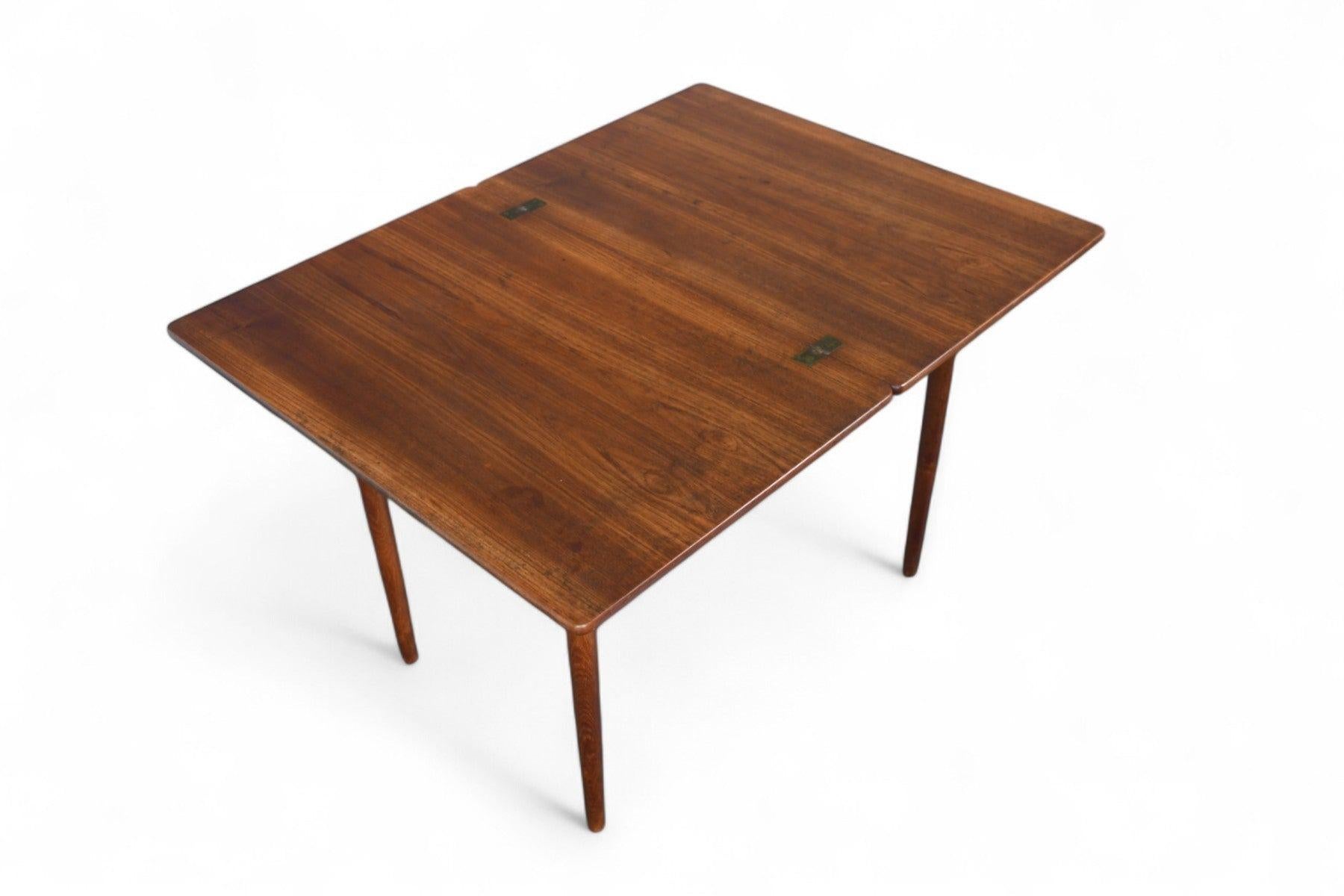Hans Wegner Flip Top Esstisch / Schreibtisch in Teak + Eiche (20. Jahrhundert) im Angebot