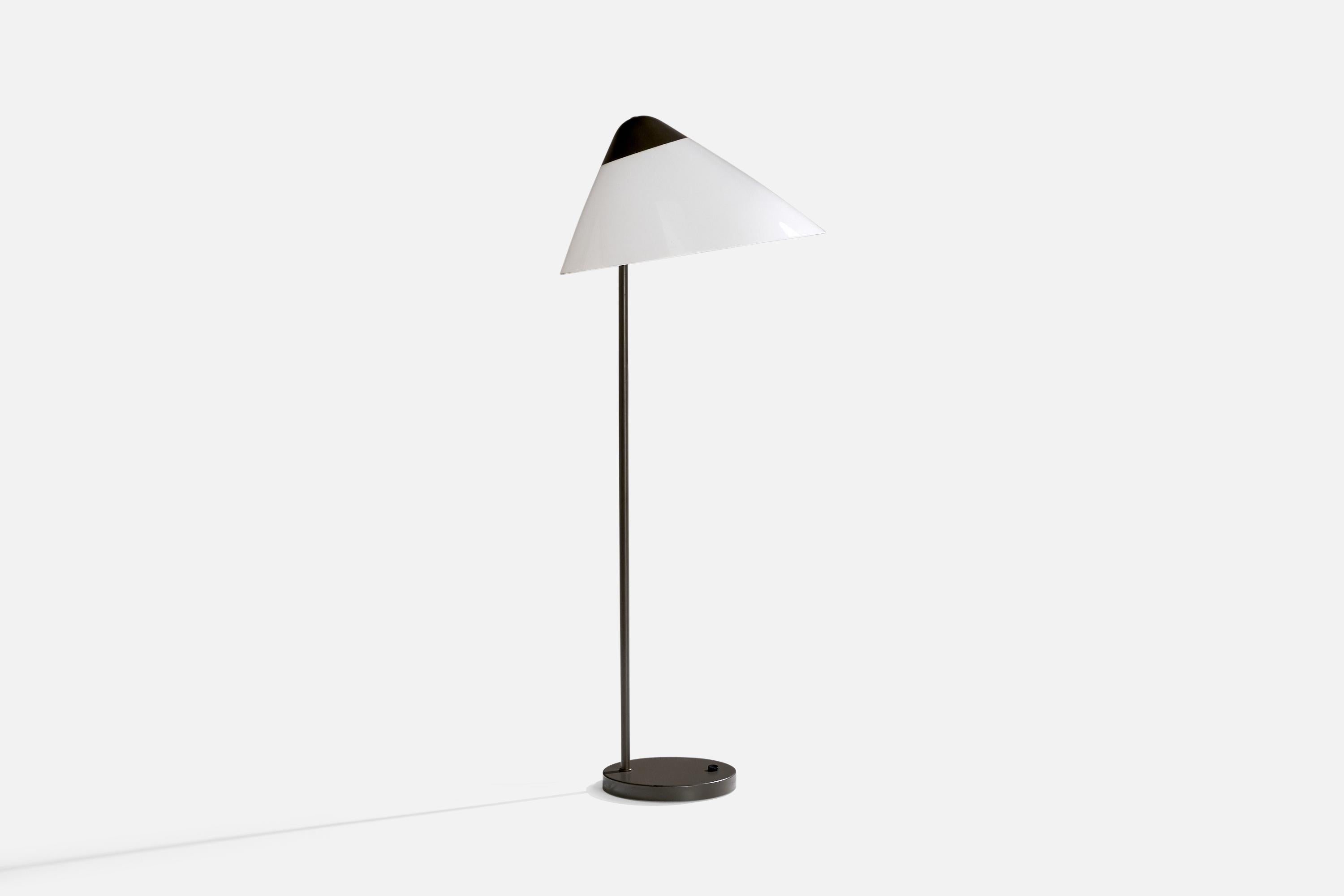 Lámpara de pie de acero lacado en gris y acrílico blanco, diseñada por Hans Wegner y producida por Louis Poulsen, c. 1960.

Dimensiones de la lámpara con pantalla (pulgadas): 50,5