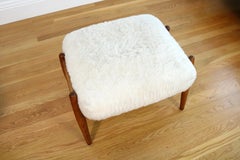 Hans Wegner Fußhocker Modell GE 240 aus weißer Eiche und Schafsfell