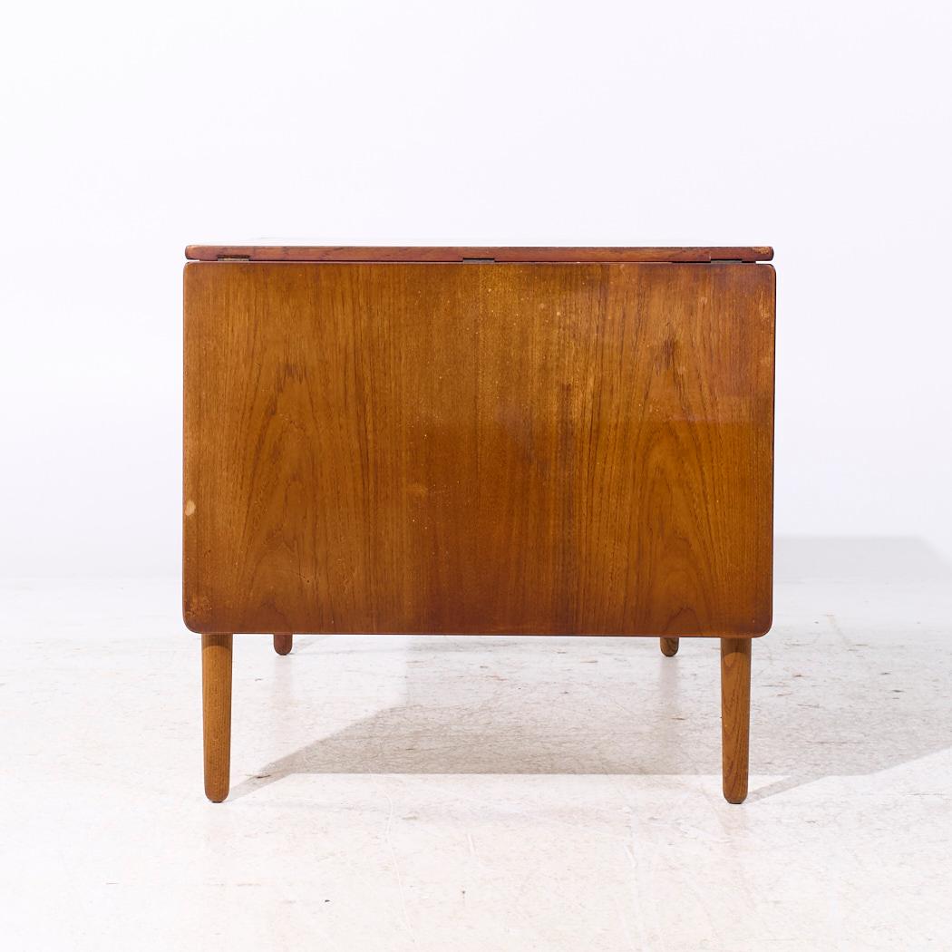 Hans Wegner per Andreas Tuck AT-305 Scrivania danese di metà secolo in teak a ribalta in vendita 3