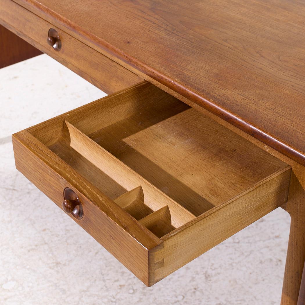 Hans Wegner per Andreas Tuck AT-305 Scrivania danese di metà secolo in teak a ribalta in vendita 6