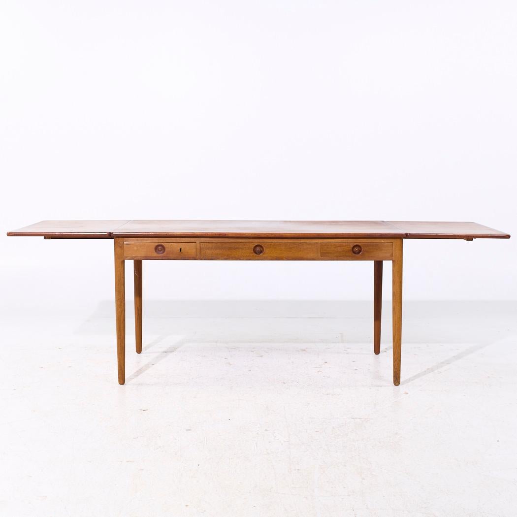 Hans Wegner per Andreas Tuck AT-305 Scrivania danese di metà secolo in teak a ribalta

Questo tavolo misura: 55 pollici di larghezza x 29,75 di profondità x 28,5 di altezza, con uno spazio per le sedie di 23,25 pollici; ogni anta misura 19 pollici
