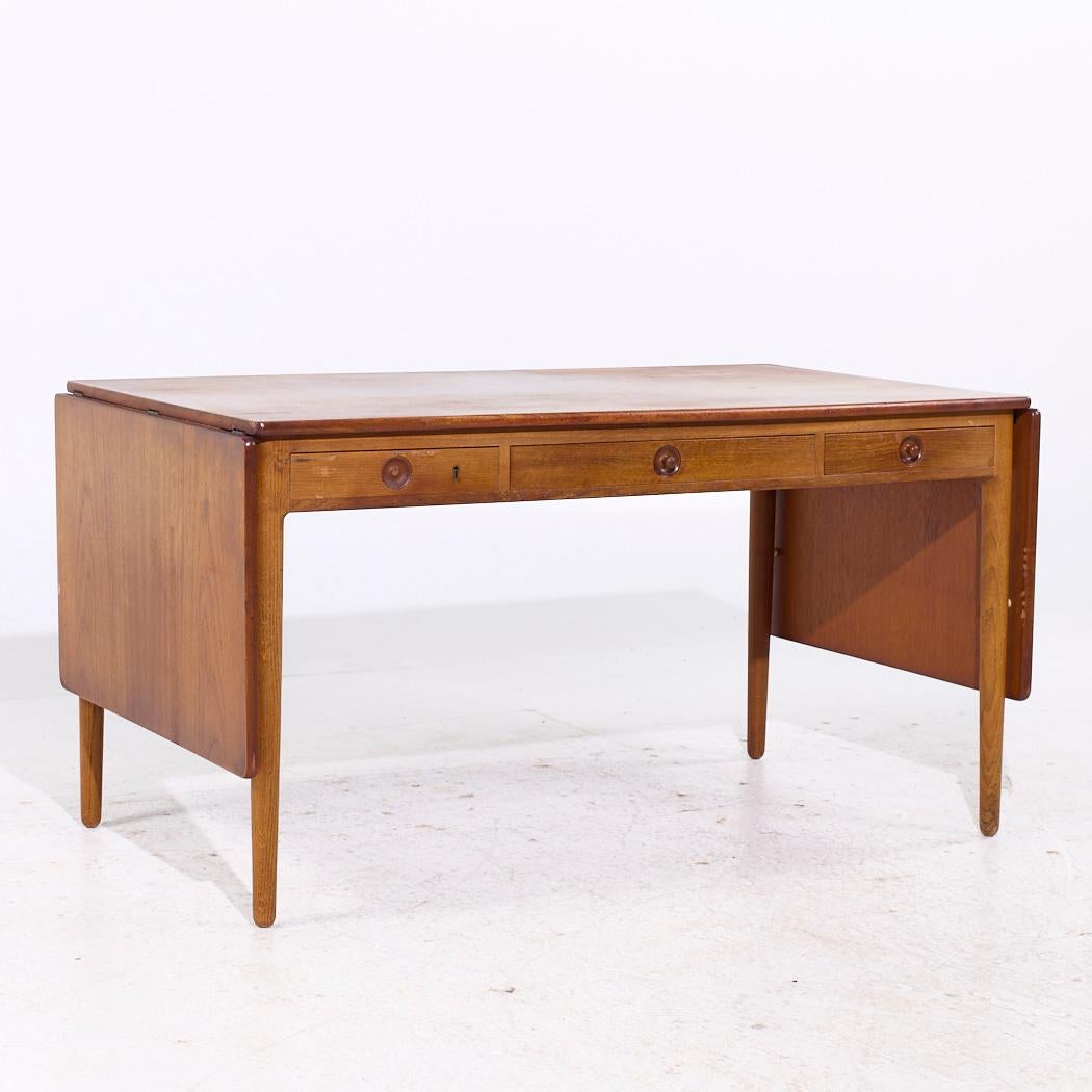 Hans Wegner per Andreas Tuck AT-305 Scrivania danese di metà secolo in teak a ribalta In condizioni buone in vendita a Countryside, IL