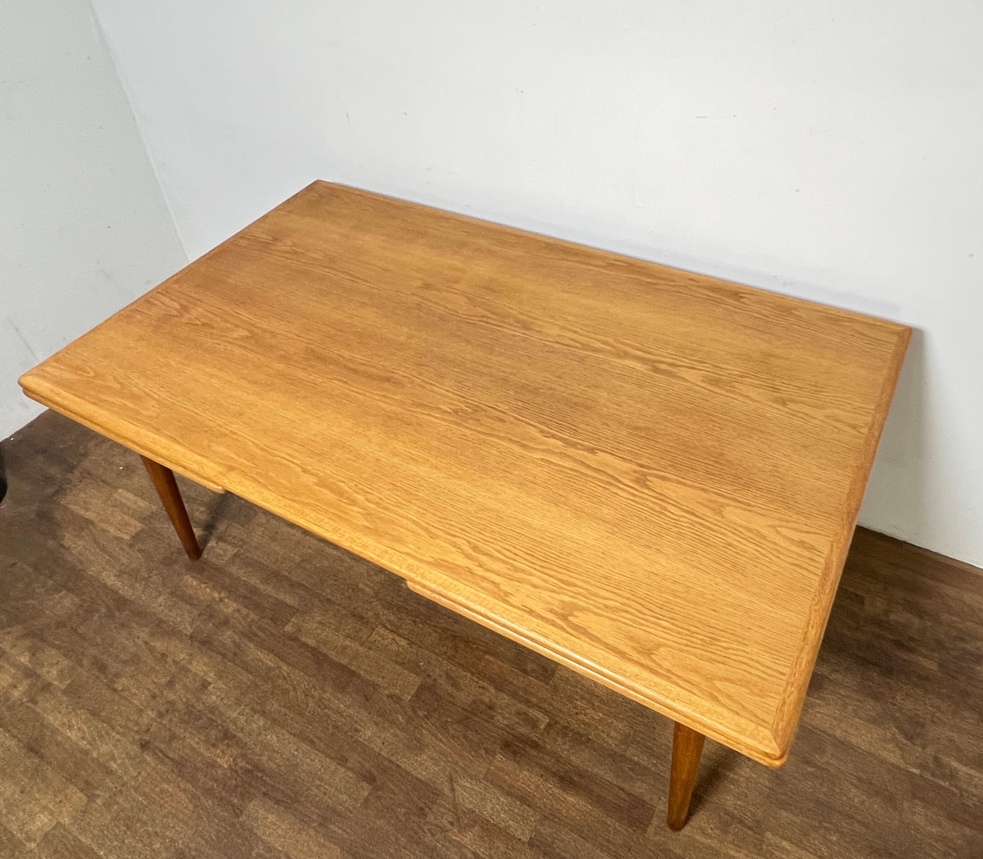 Mesa de comedor danesa Hans Wegner modelo AT312 en roble para Andreas Tuck, ca. 1960. Con las dos hojas, se expande hasta 110
