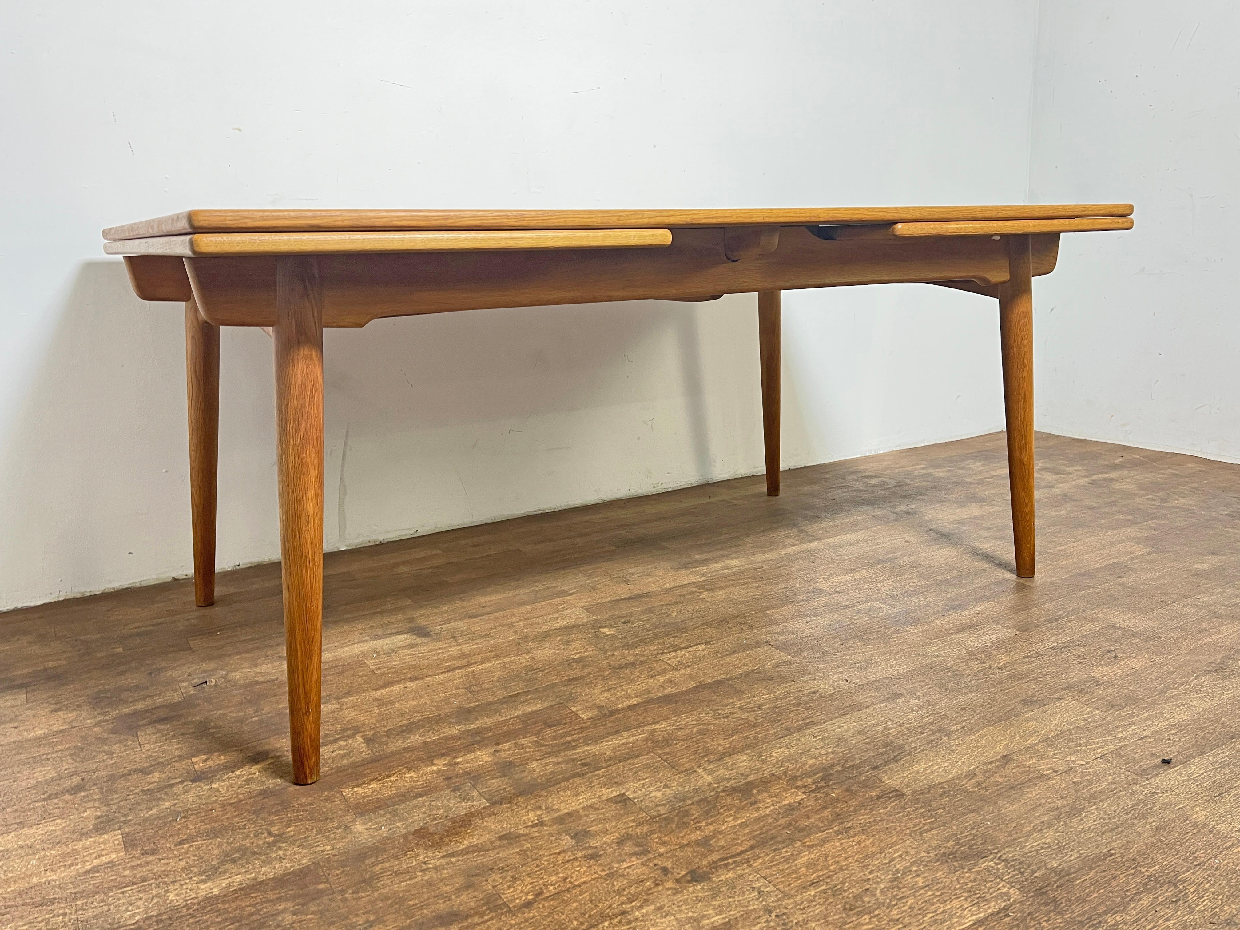 Hans Wegner para Andreas Tuck AT312 Mesa de comedor de roble, Dinamarca Circa 1960s Danés en venta