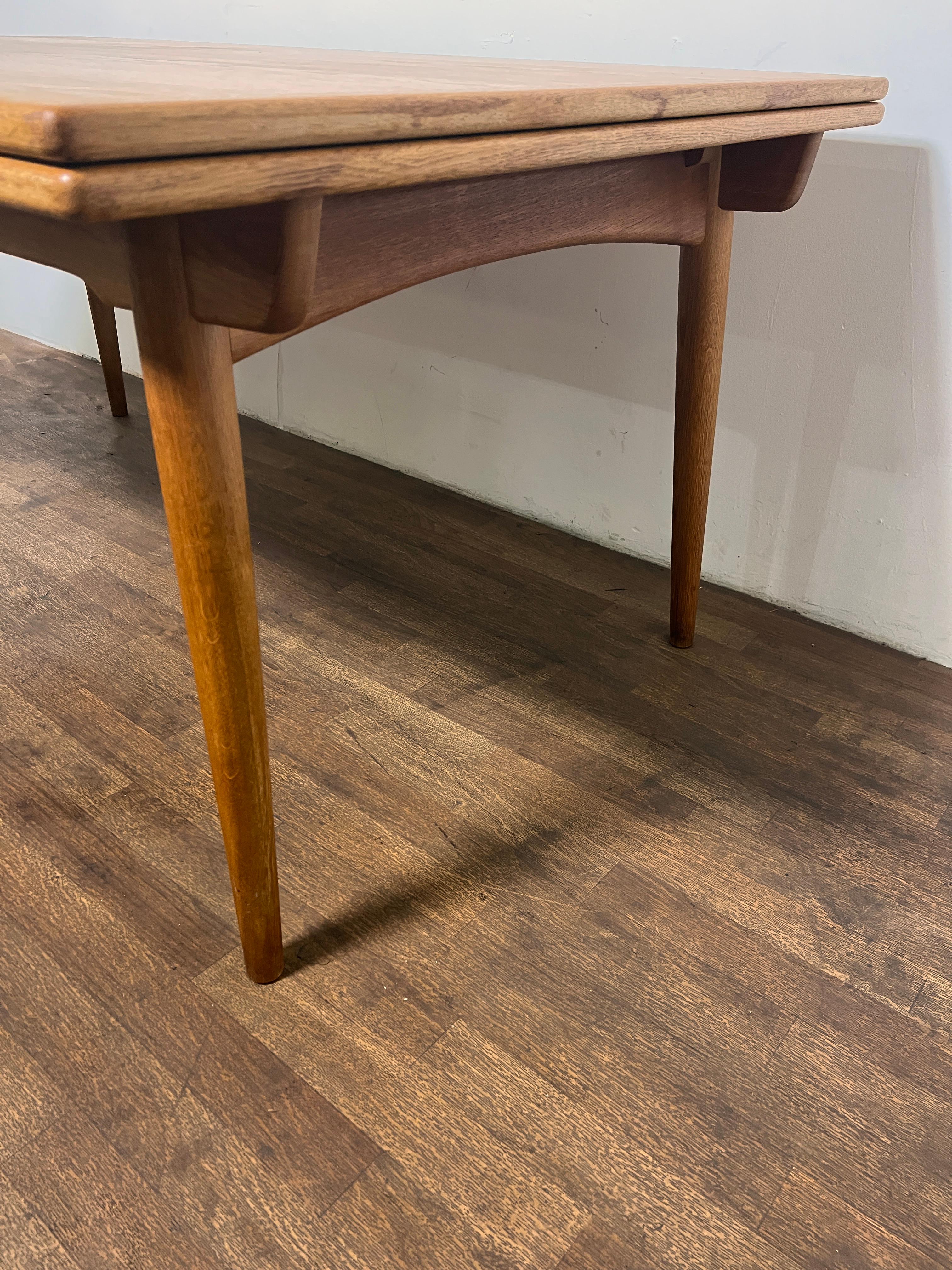 Hans Wegner para Andreas Tuck AT312 Mesa de comedor de roble, Dinamarca Circa 1960s en Bueno estado para la venta en Peabody, MA
