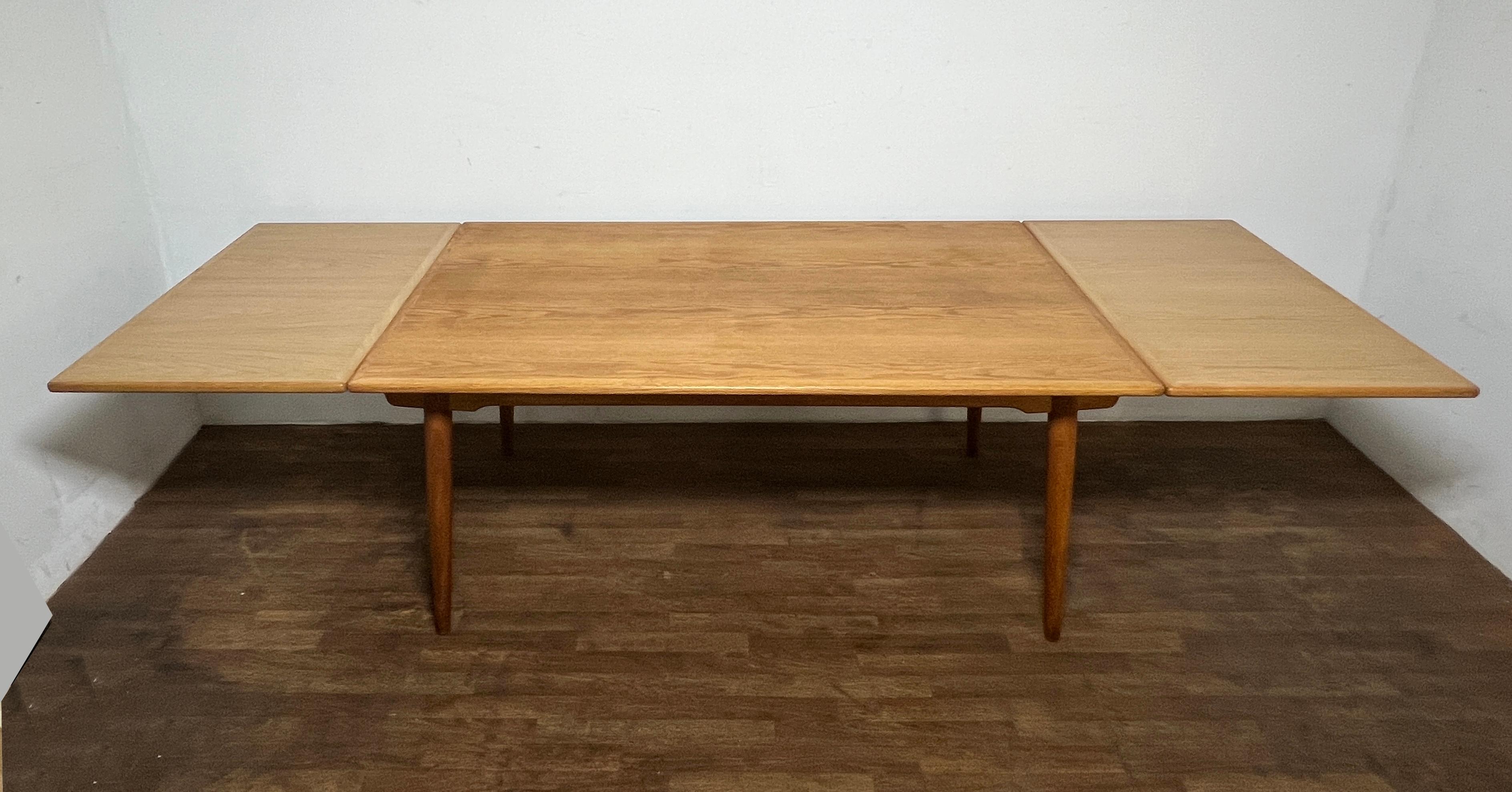 Hans Wegner para Andreas Tuck AT312 Mesa de comedor de roble, Dinamarca Circa 1960s mediados del siglo XX en venta