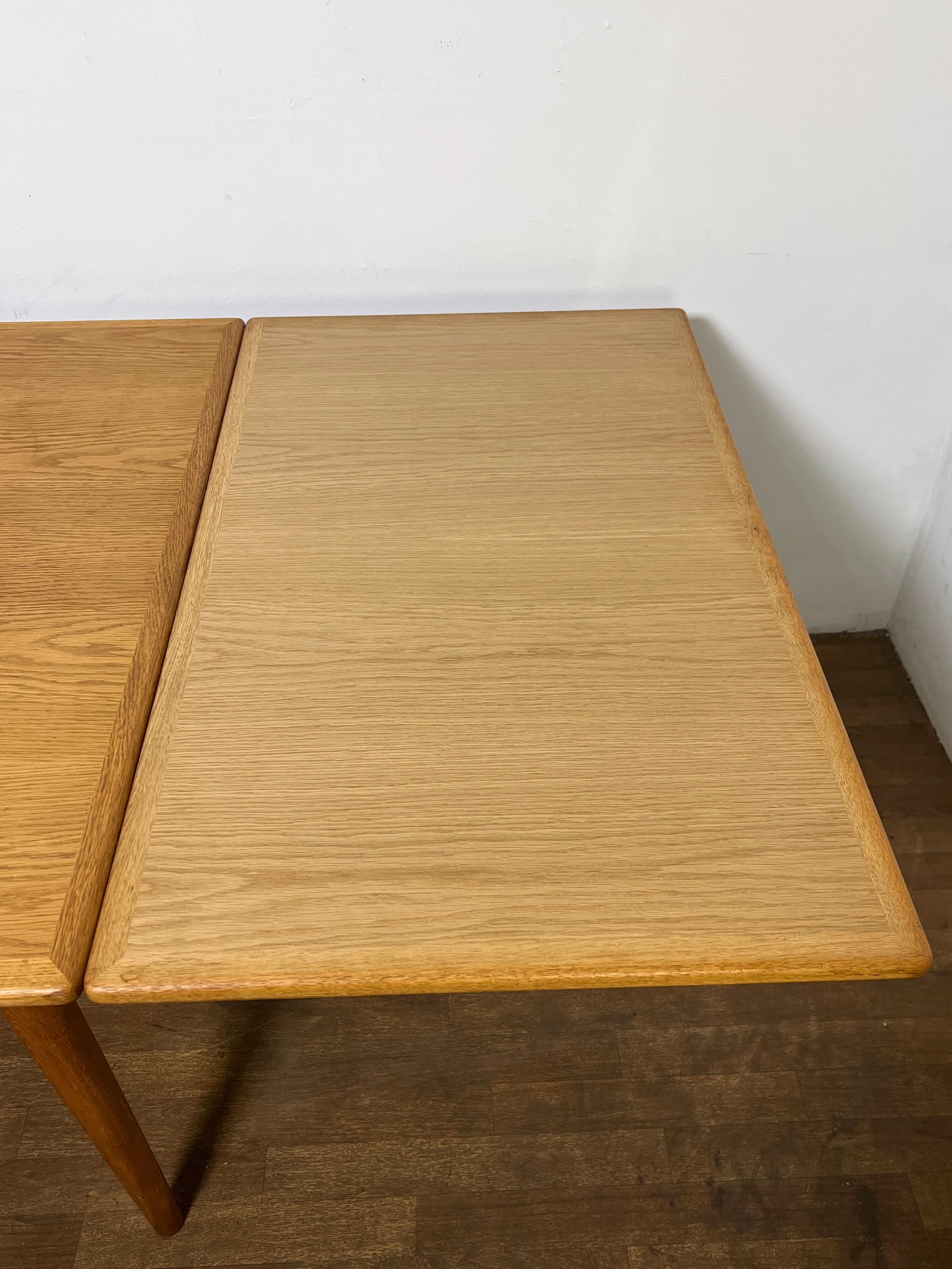 Hans Wegner para Andreas Tuck AT312 Mesa de comedor de roble, Dinamarca Circa 1960s Roble en venta