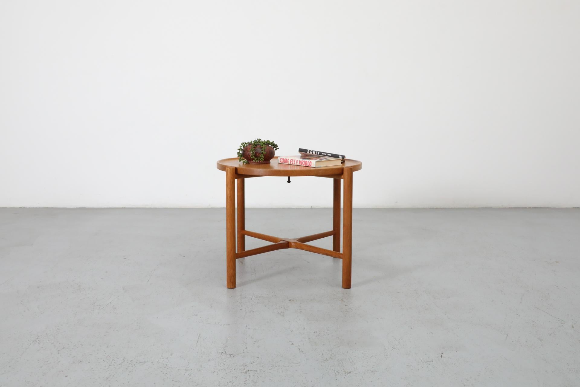  Pièce classique du design danois, la table à plateau en chêne AT35 a été conçue par le célèbre Hans J. Wegner pour Andreas Tuck. Cette collaboration représente l'un des partenariats les plus importants dans la production de meubles danois du milieu