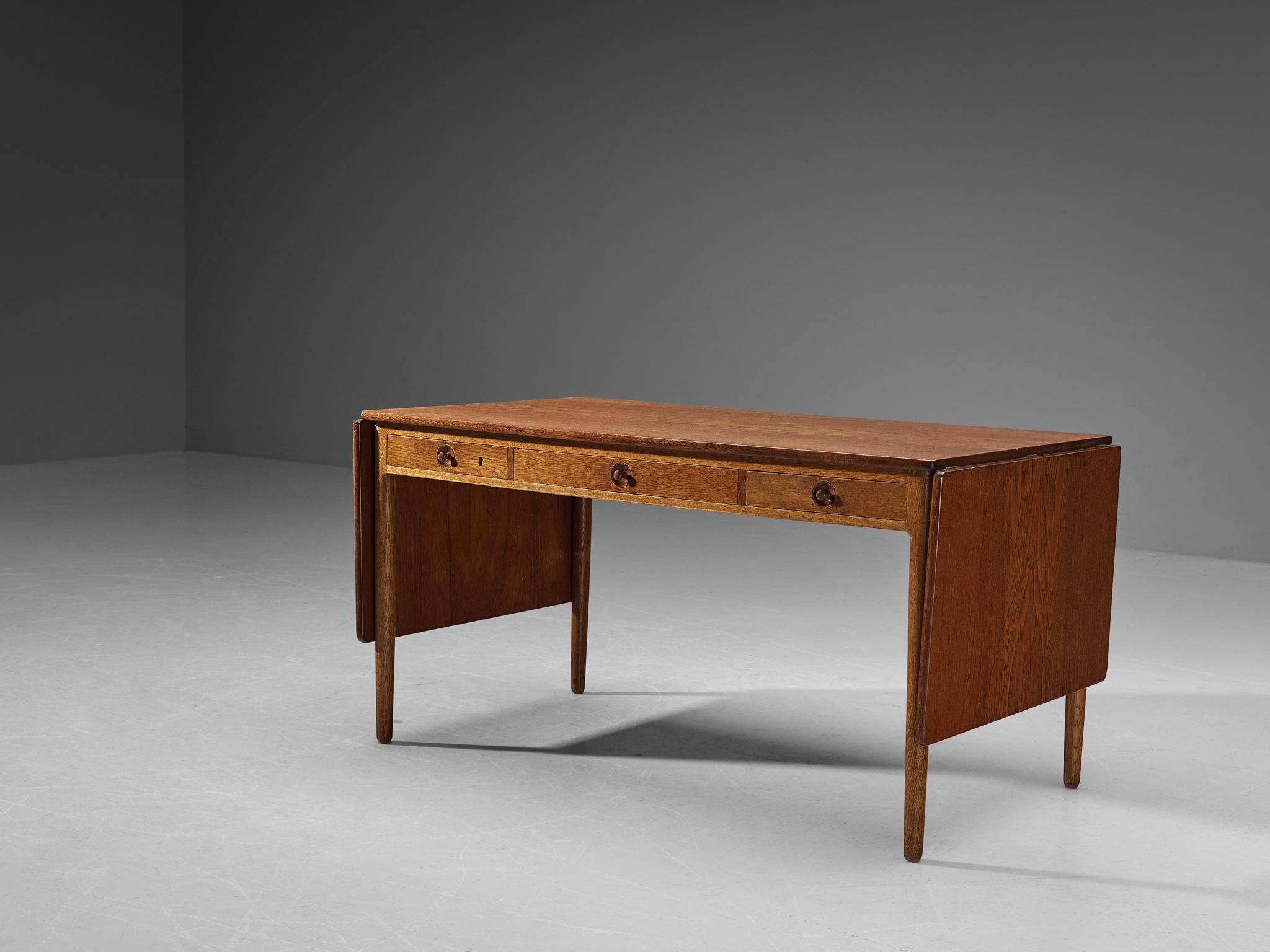 Hans J. Wegner for Andreas Tuck, desk, model 'AT305', solid oak, teak veneer, Denmark, 1955

Hans Wegner created a coherent table which is achieved by the implementation of purely geometric forms. The structure and arrangement of each individual