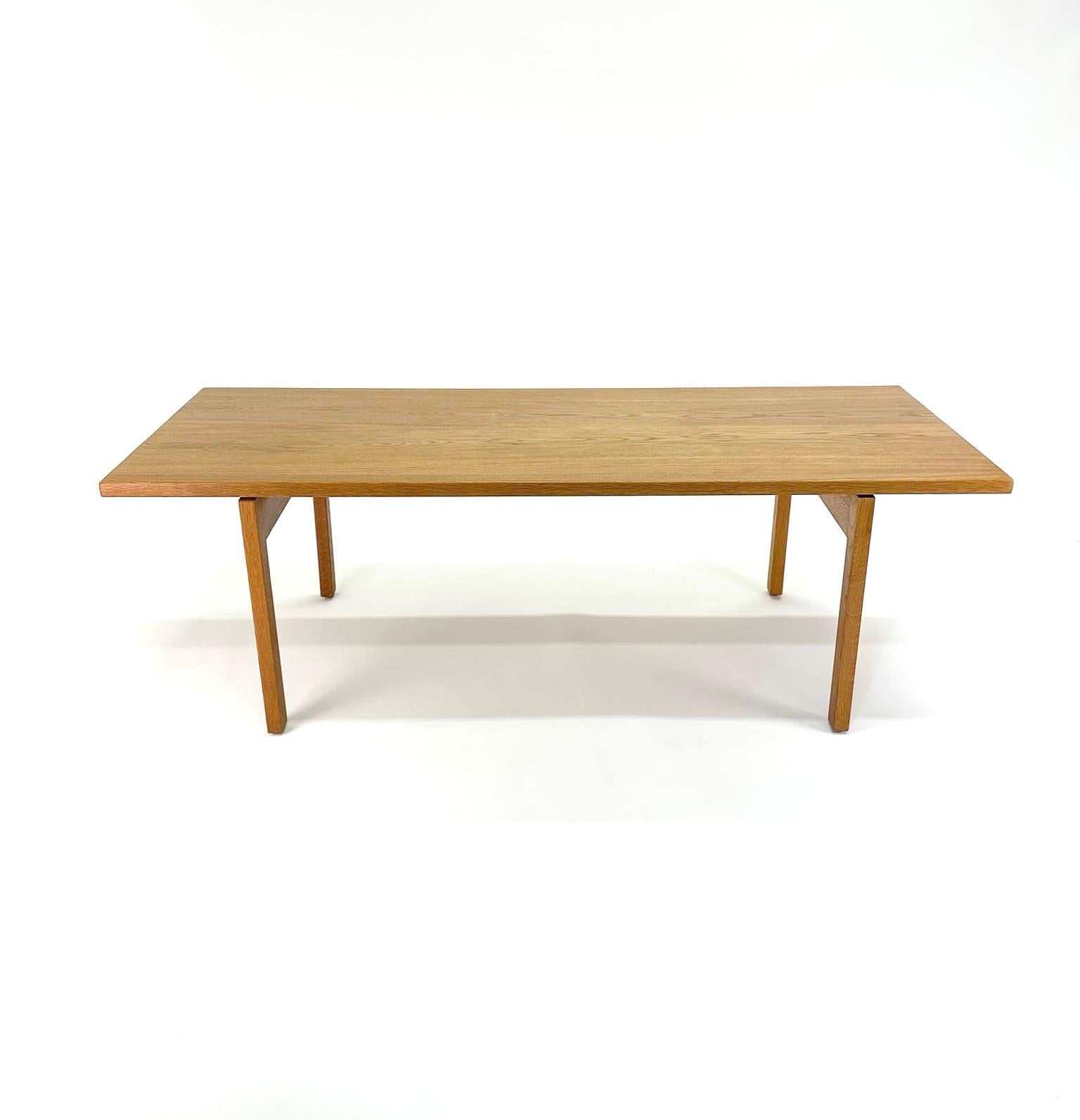 Modernist oak coffee table designed by Hans Wegner for Andreas Tuck, model AT-15, Denmark circa 1960s

A robust yet elegant blonde coffee table in untreated and solid oak. A thin solid oak top on a solid oak frame that shows off the beautiful wood