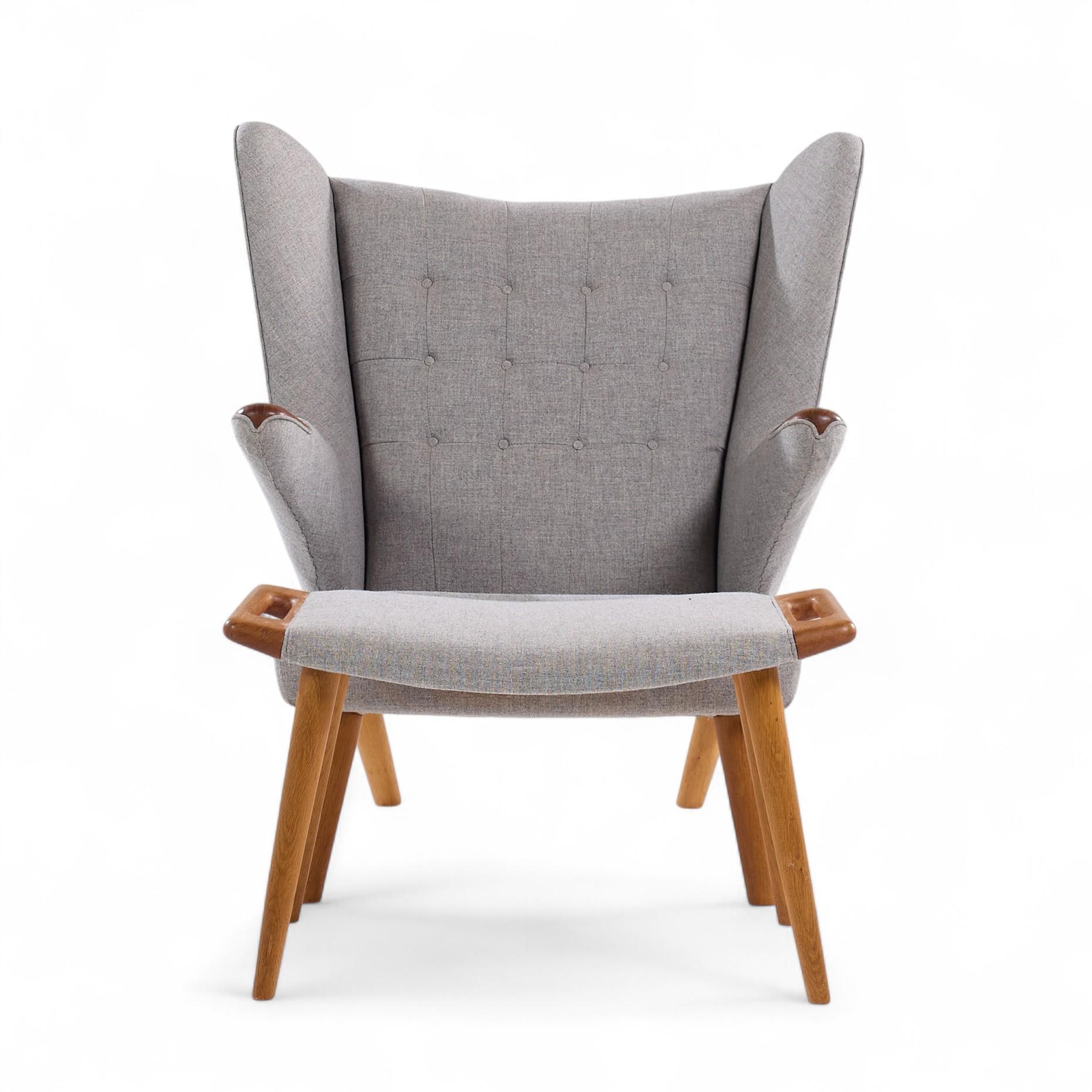 Hans Wegner für AP Stolen AP19 Mid Century Papa Bear Chair und Ottoman

Der Stuhl misst: 35,75 breit x 35 tief x 39,25 hoch, mit einer Sitzhöhe von 15 Zoll und Armhöhe/Stuhlabstand von 24,5 Zoll
Die Ottomane misst: 27,5 breit x 16 tief x 16,25 Zoll