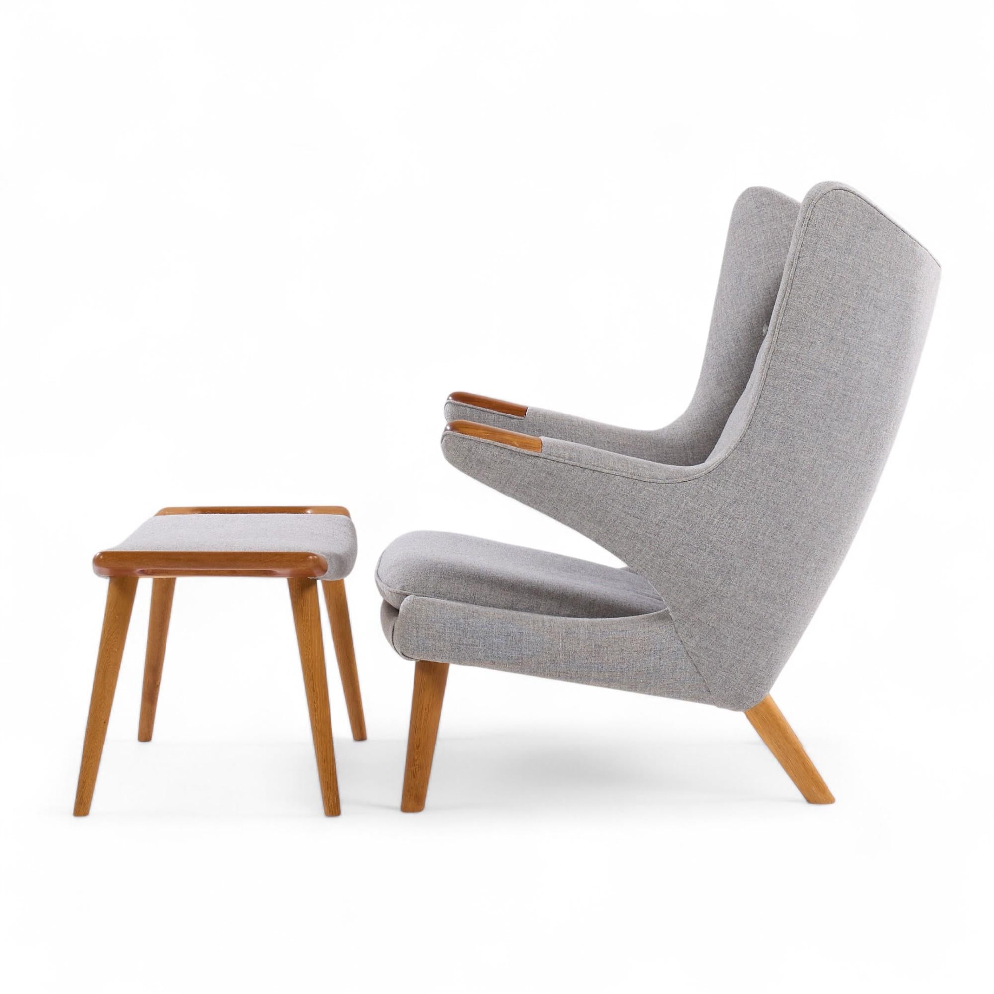 Hans Wegner für AP Stolen AP19 Mid Century Papa Bear Chair und Ottoman (Dänisch) im Angebot