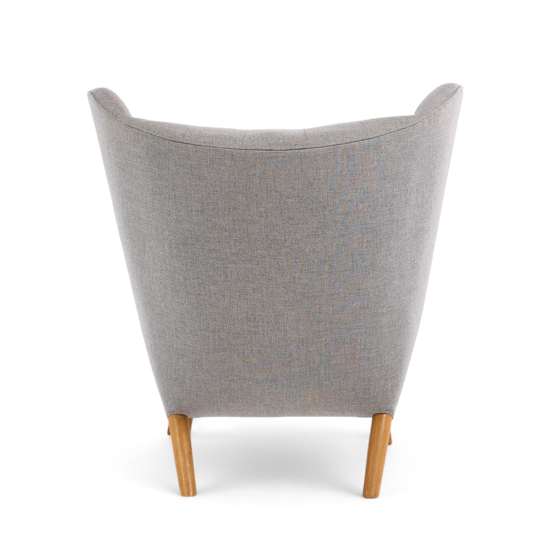 Hans Wegner für AP Stolen AP19 Mid Century Papa Bear Chair und Ottoman (20. Jahrhundert) im Angebot