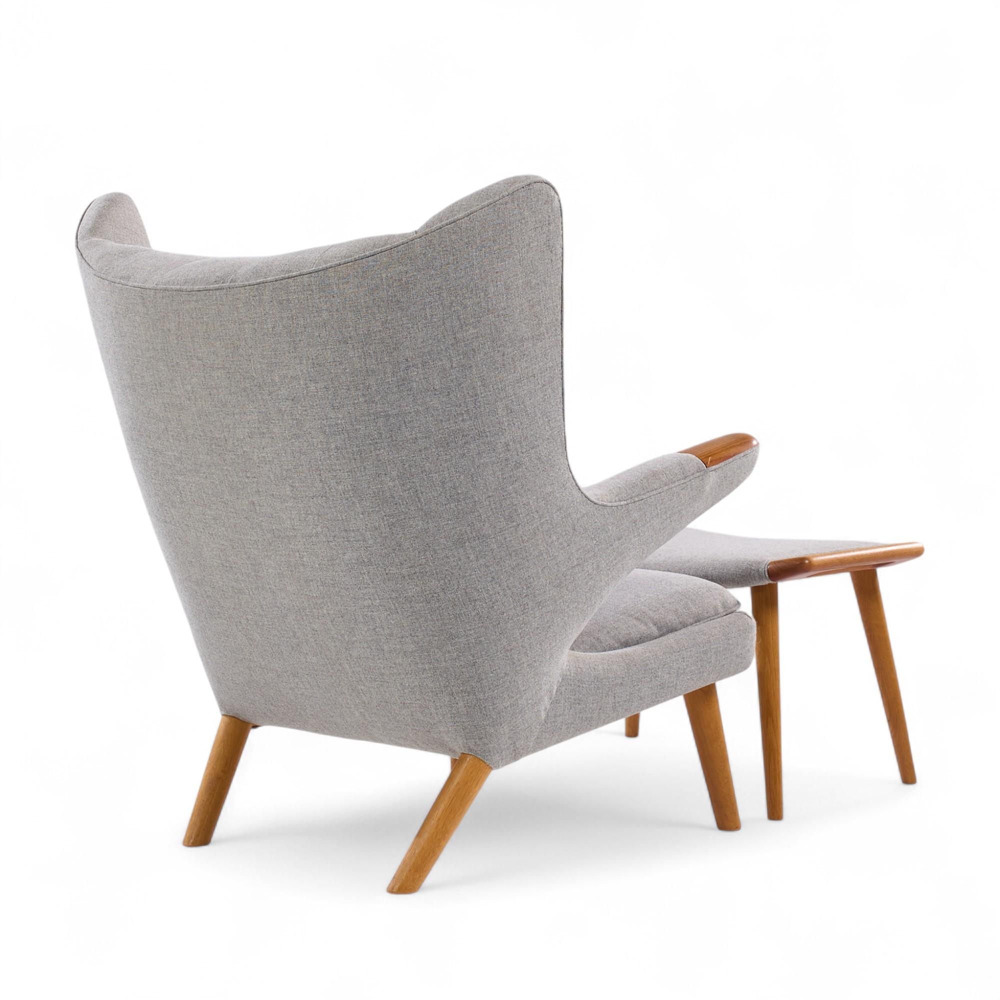 Hans Wegner für AP Stolen AP19 Mid Century Papa Bear Chair und Ottoman (Polster) im Angebot