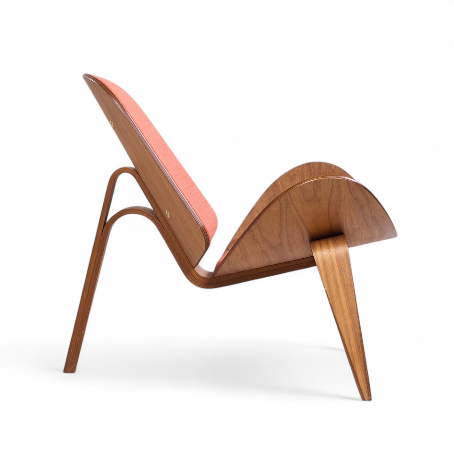 Hans Wegner pour Carl Hansen CH07 Chaises coquilles en noyer du milieu du siècle - Paire en vente 4