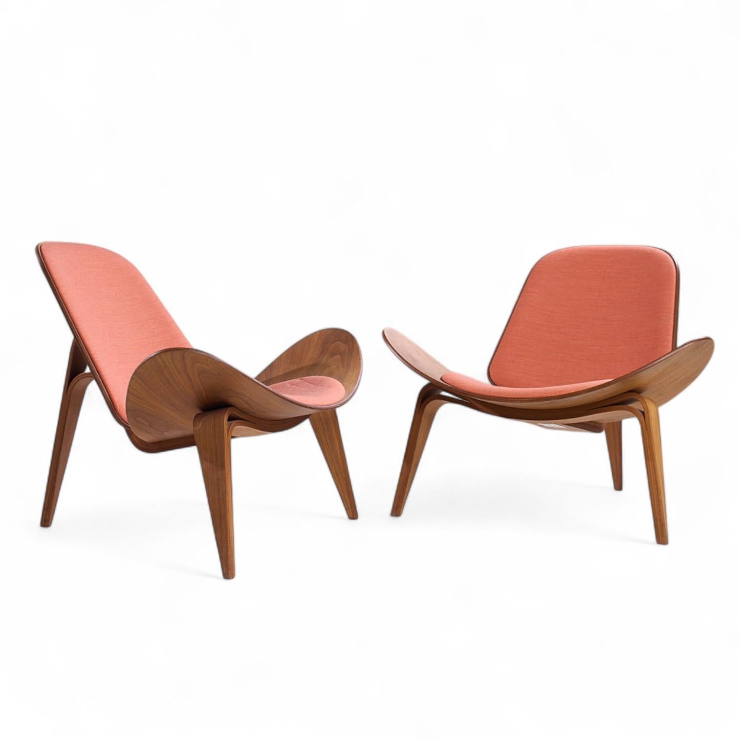 Hans Wegner pour Carl Hansen CH07 Chaises coquilles en noyer du milieu du siècle - Paire

Chaque chaise mesure : 36 de large x 30 de profond x 29,25 de haut, avec une hauteur d'assise et un dégagement de 14,75 pouces.

Tous les meubles peuvent être