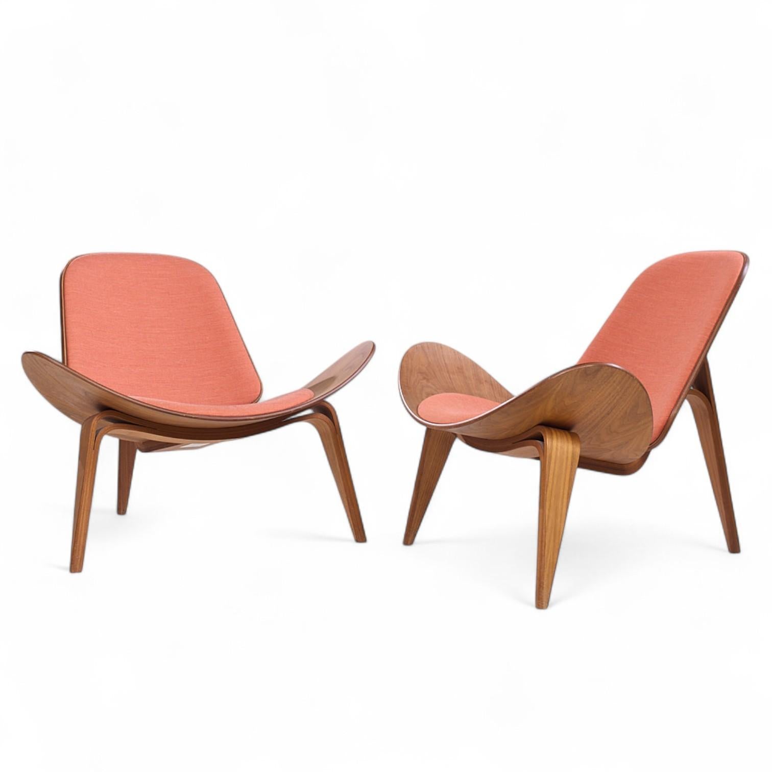 Mid-Century Modern Hans Wegner pour Carl Hansen CH07 Chaises coquilles en noyer du milieu du siècle - Paire en vente