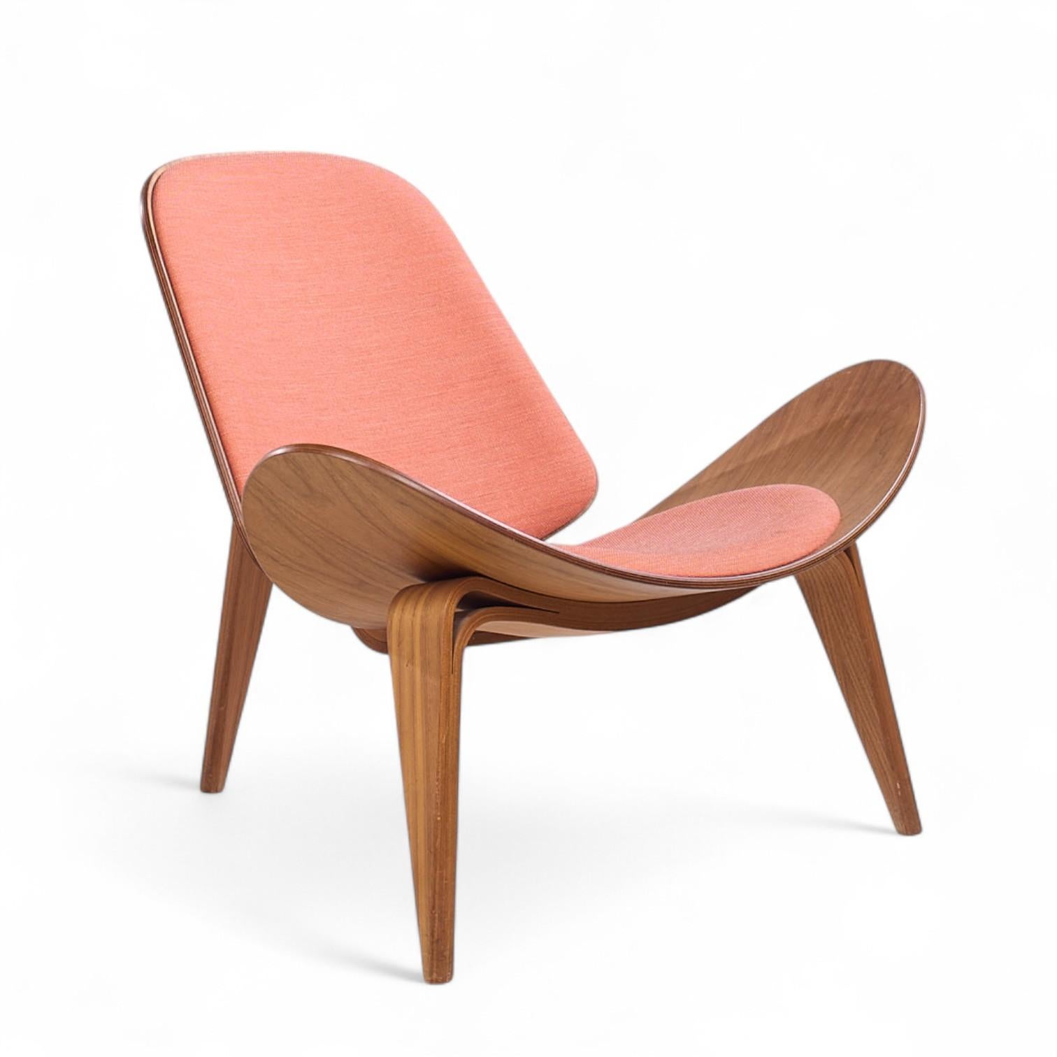 Danois Hans Wegner pour Carl Hansen CH07 Chaises coquilles en noyer du milieu du siècle - Paire en vente