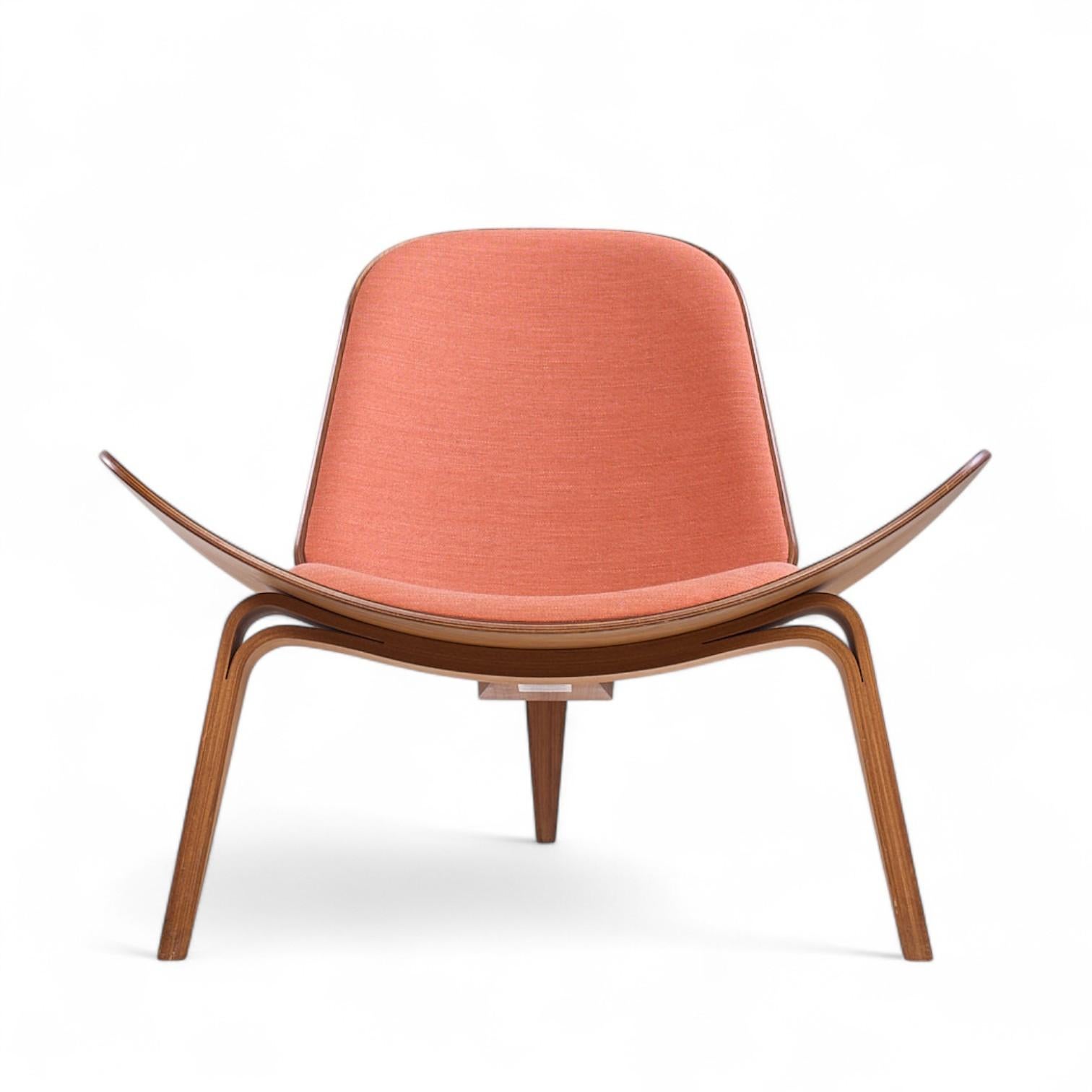 Hans Wegner pour Carl Hansen CH07 Chaises coquilles en noyer du milieu du siècle - Paire Bon état - En vente à Countryside, IL