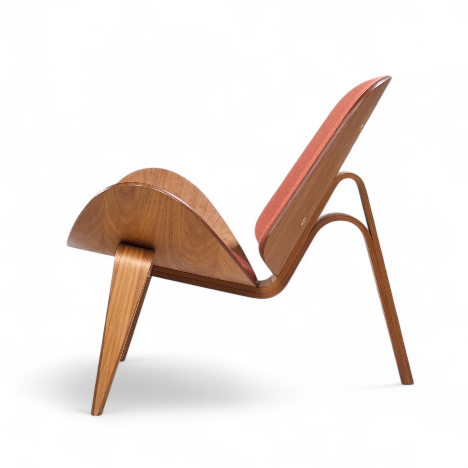 Tissu d'ameublement Hans Wegner pour Carl Hansen CH07 Chaises coquilles en noyer du milieu du siècle - Paire en vente