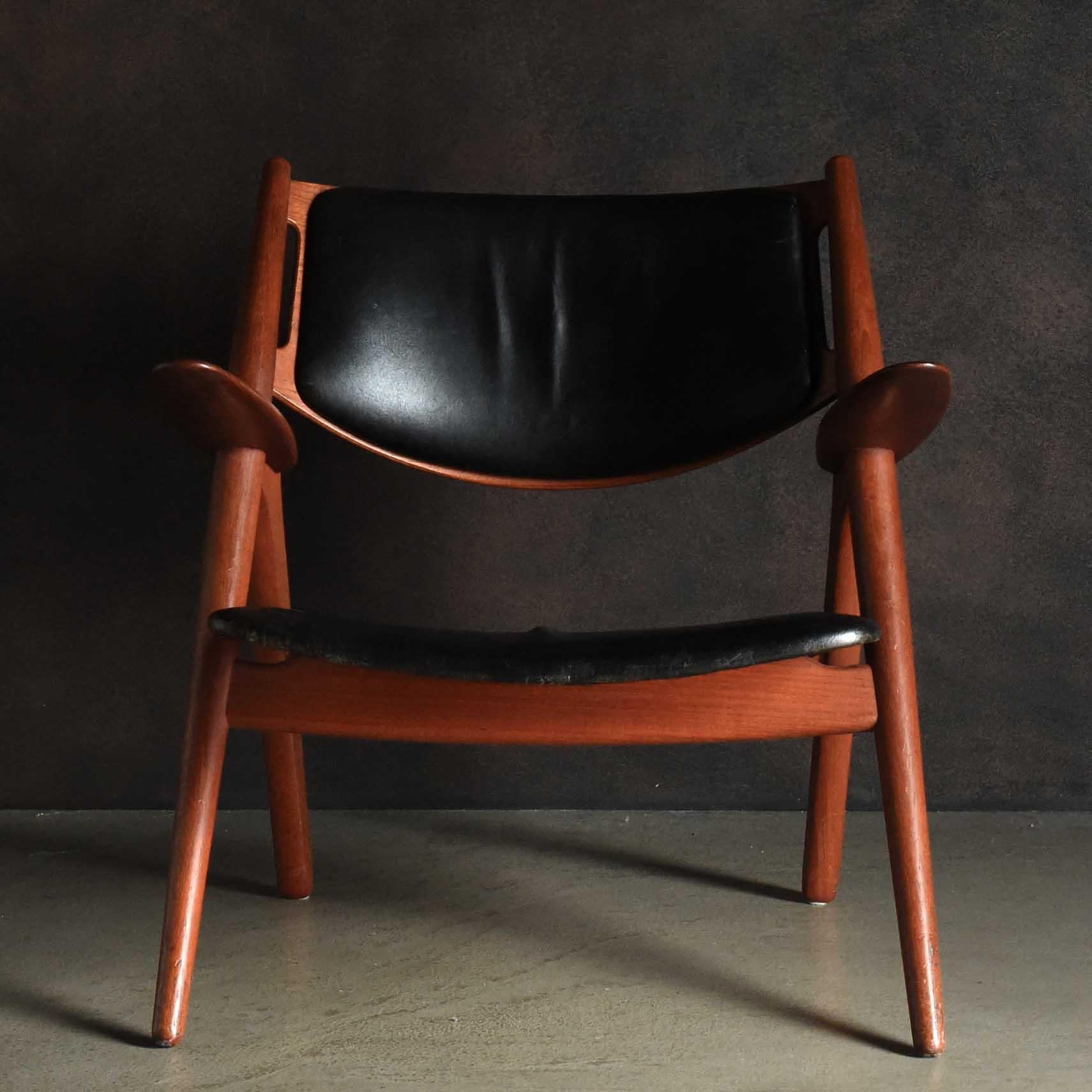 The CH28 (Sawbuck/Easy Chair) is a functional and sculptural design created by Hans J. Wegner in 1952. This exemplary piece embodies Wegner's vision of beauty and function, realized through innovative form and deliberate attention to detail. The