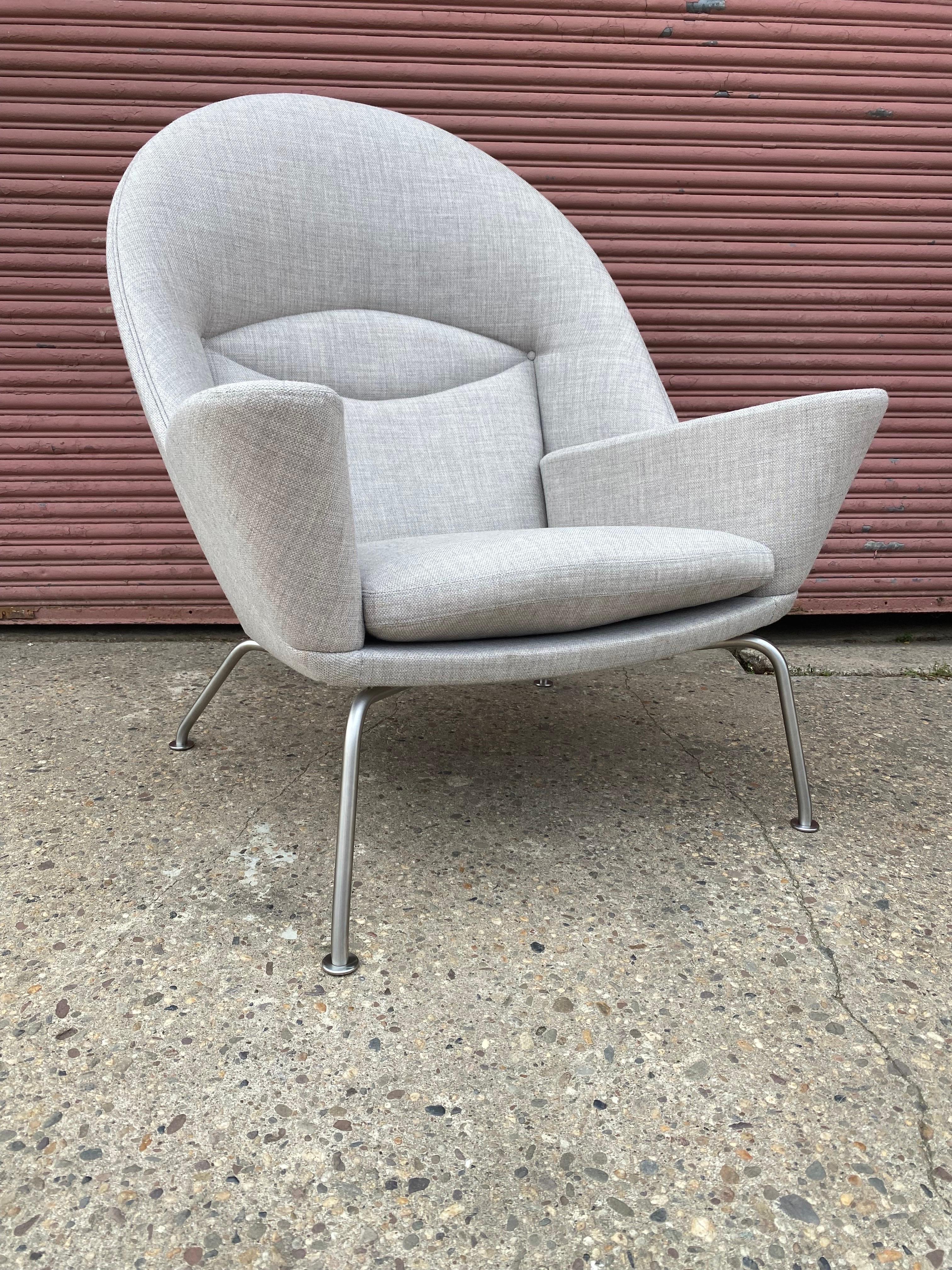 Hans Wegner for Carl Hansen CH468 Oculus Lounge Chair en état neuf !  Il a été utilisé dans une maison d'exposition, essentiellement pour une séance photo.  Très propre dans un tissu gris.  La base en acier inoxydable est également très belle !  Les