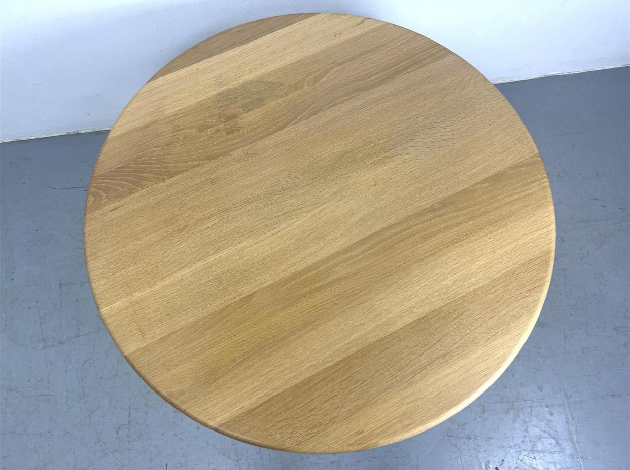 Table basse en chêne CH008 de Hans Wegner pour Carl Hansen & Son. La nature du bois est recouverte d'une laque transparente. Pas de taches ni de couleurs ajoutées. Si vous préférez avoir une finition pigmentée, nous pouvons le faire. Il suffit de