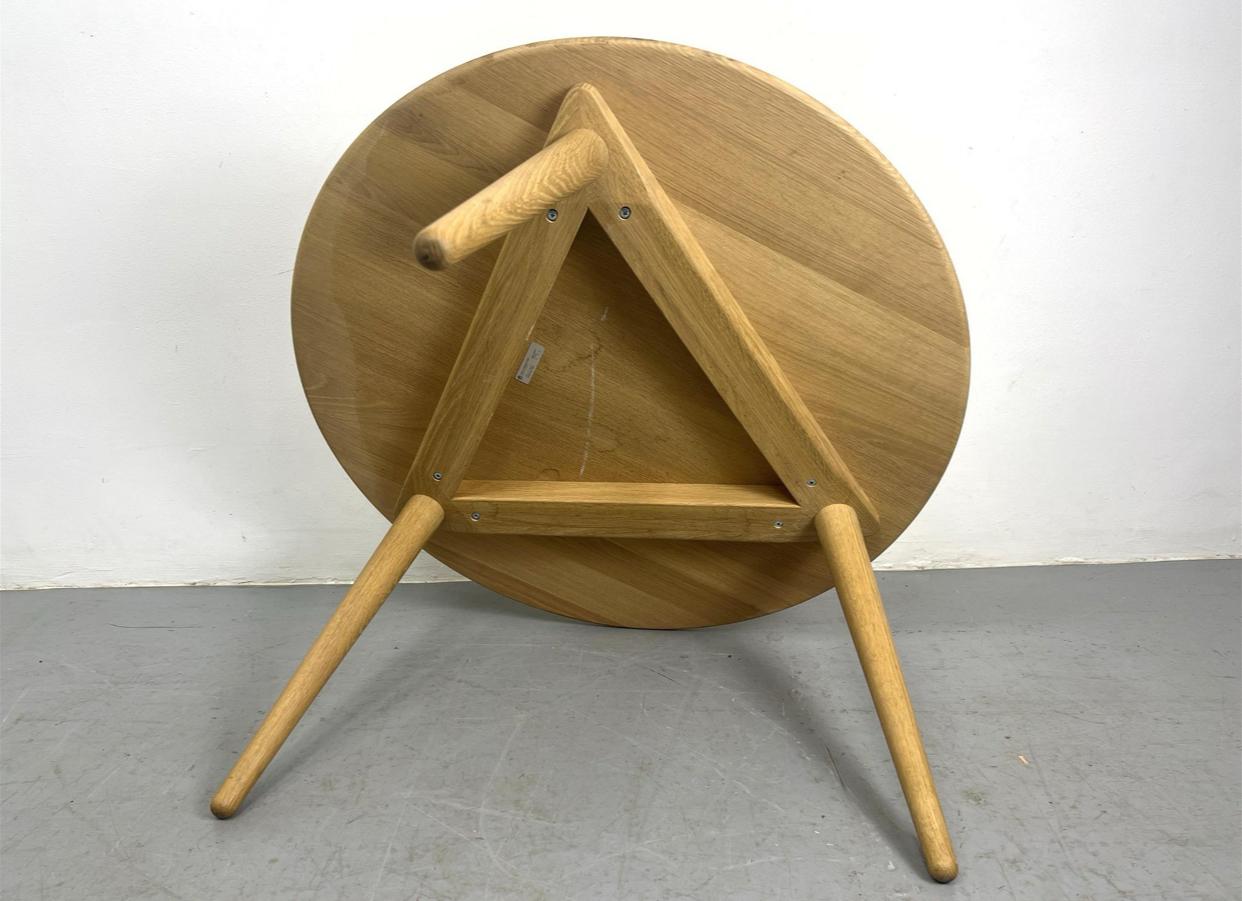 XXIe siècle et contemporain Hans Wegner pour Carl Hansen, table basse en Oak de 38 de diamètre.  en vente