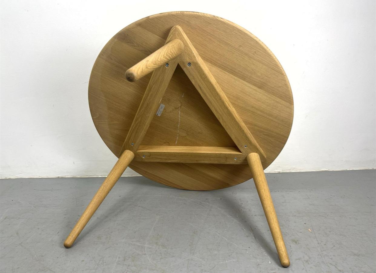 XXIe siècle et contemporain Hans Wegner pour Carl Hansen, table basse en Oak de 38 de diamètre. en vente
