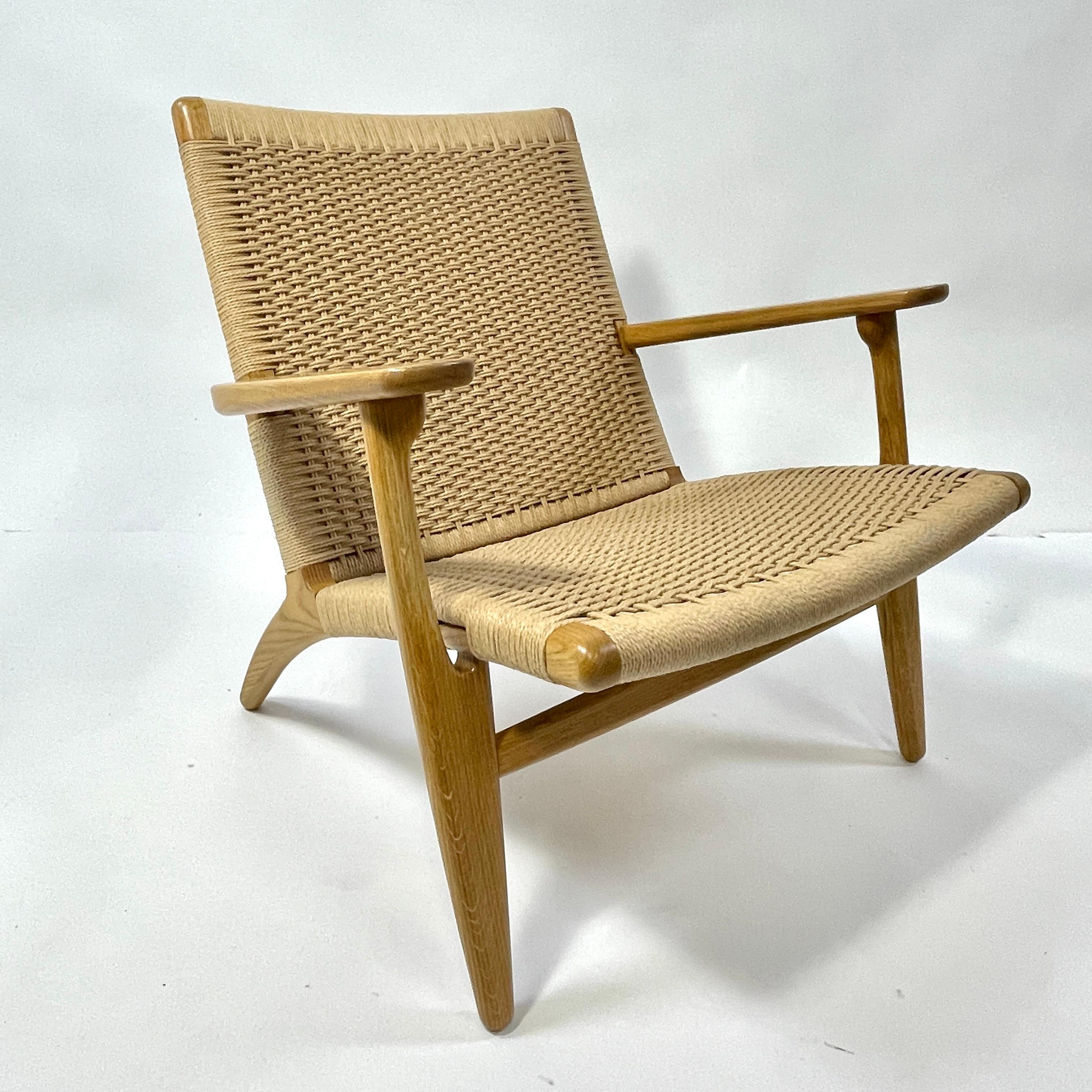 Hans Wegner for Carl Hansen Oak and Woven Papercord CH25 Chair In Good Condition For Sale In Hudson, NY