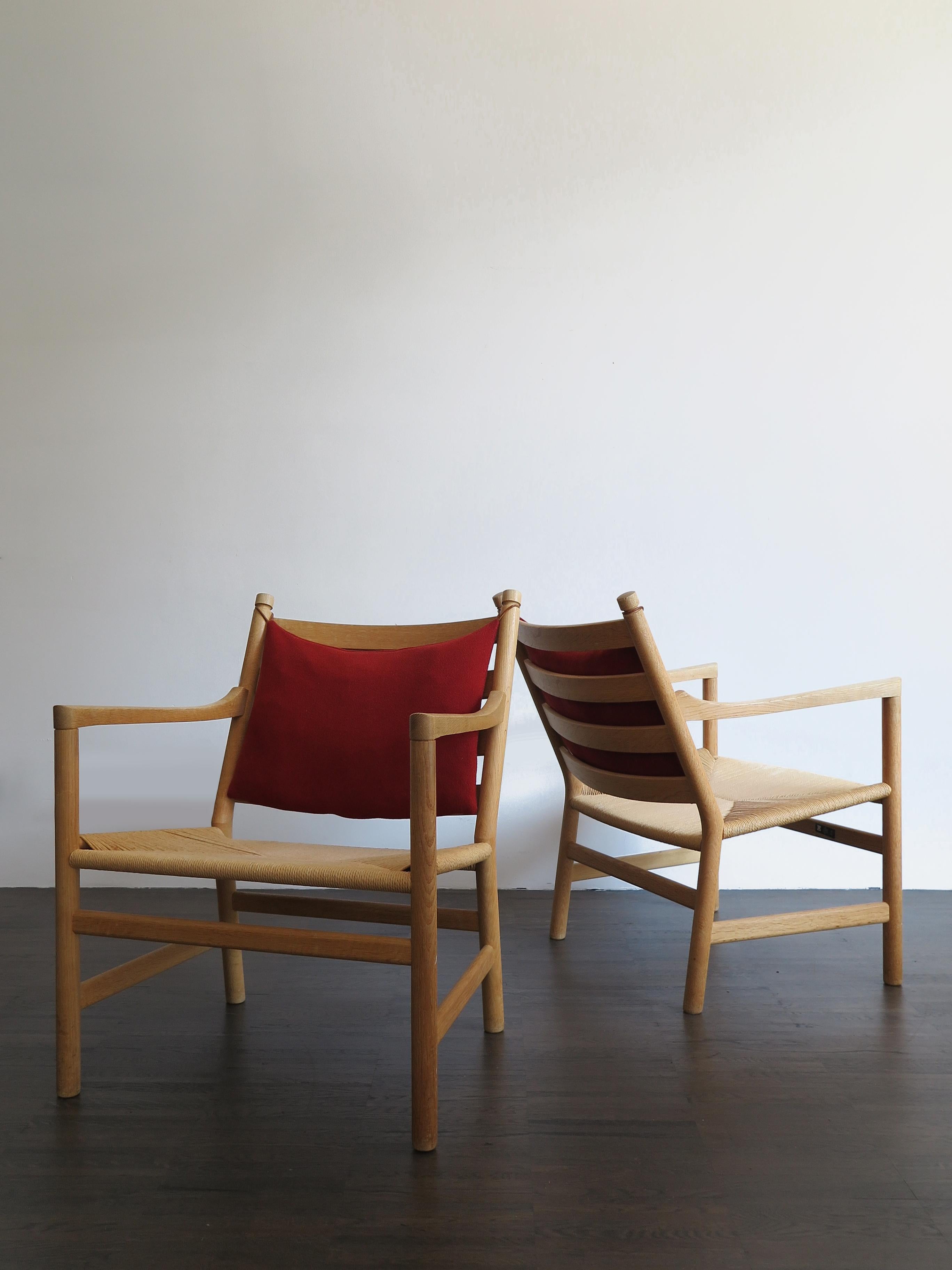 Pair of armchairs model CH44 designed by Hans Wegner and produced by Carl Hansen with solid oak frame and rope paper seat with fabric back cushion, 1990s Denmark production.
Manufacturer's sticker label.