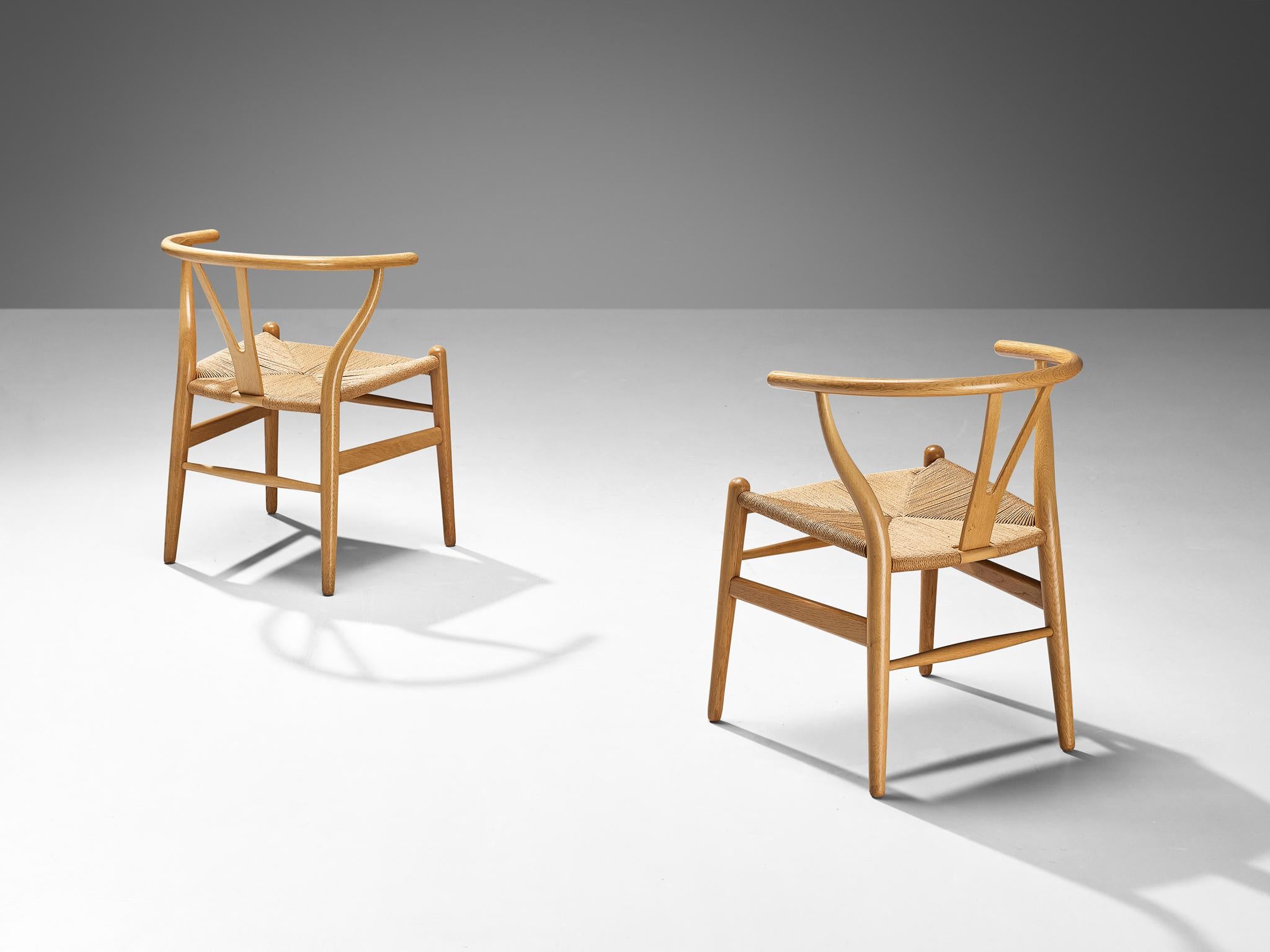 Hans Wegner for Carl Hansen & Søn Pair of 'Wishbone' Chairs in Oak  In Good Condition For Sale In Waalwijk, NL