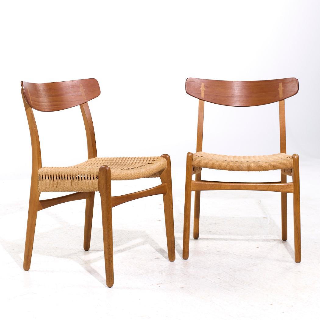 Hans Wegner für Carl Hansen & Son CH23 Dänische Esszimmerstühle aus Teak- und Eichenholz, Mitte des Jahrhunderts - Paar

Jeder Stuhl misst: 20,5 breit x 19 tief x 30,5 Zoll hoch, mit einer Sitzhöhe/Stuhlabstand von 17,75 Zoll

Wir machen unsere