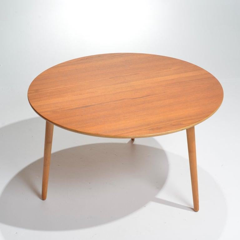 Die Esszimmerstühle Modell FH4103 wurden 1953 von Hans Wegner entworfen. Die Stühle nehmen so wenig Platz wie möglich ein und verkörpern eine einfache, natürliche und zeitlose Ästhetik. Der Stuhl hat nur drei Beine, so dass die Stühle sowohl um den
